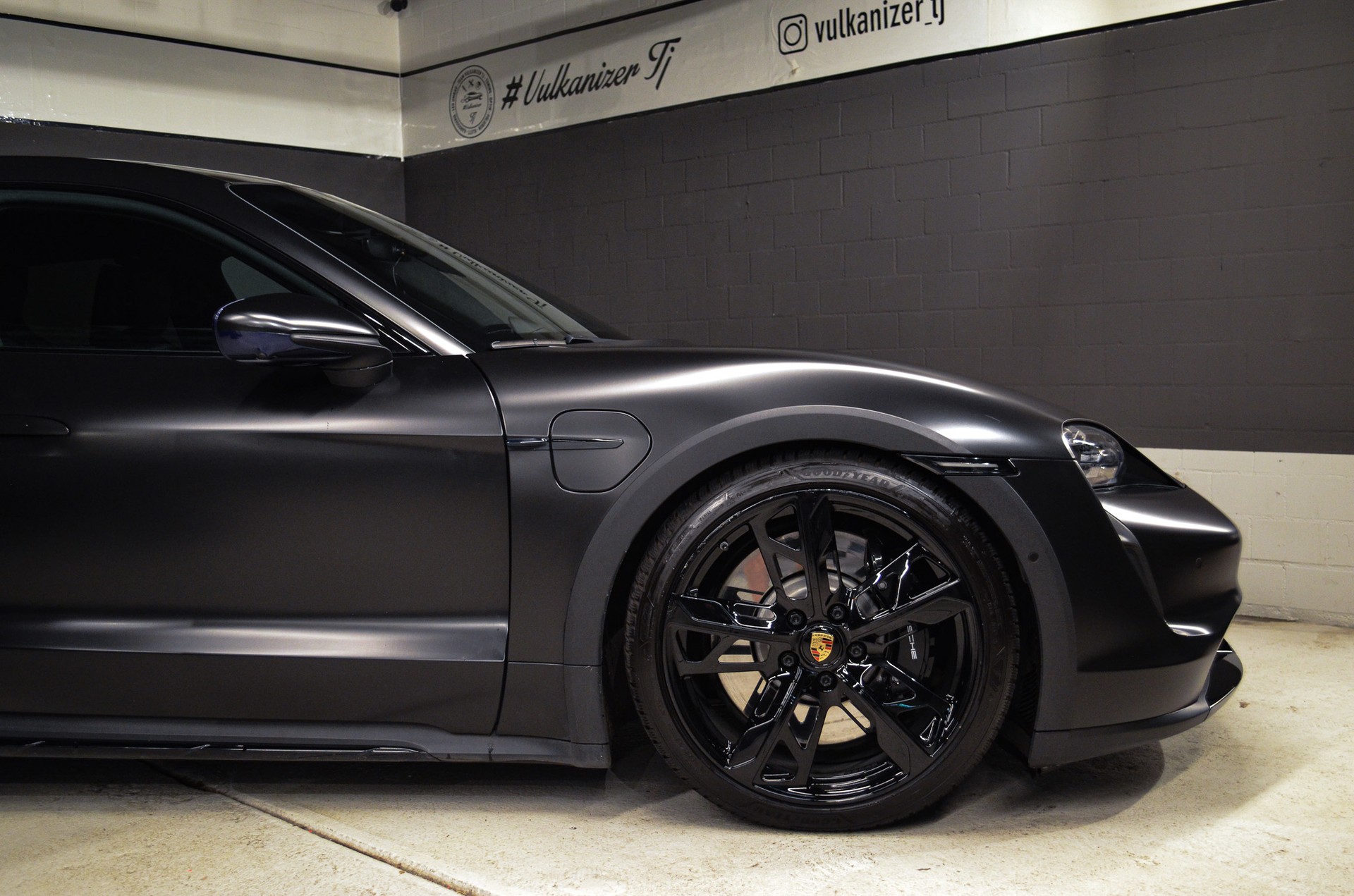 PORSCHE Taycan Turbo Cross Turismo-showroom-element-2