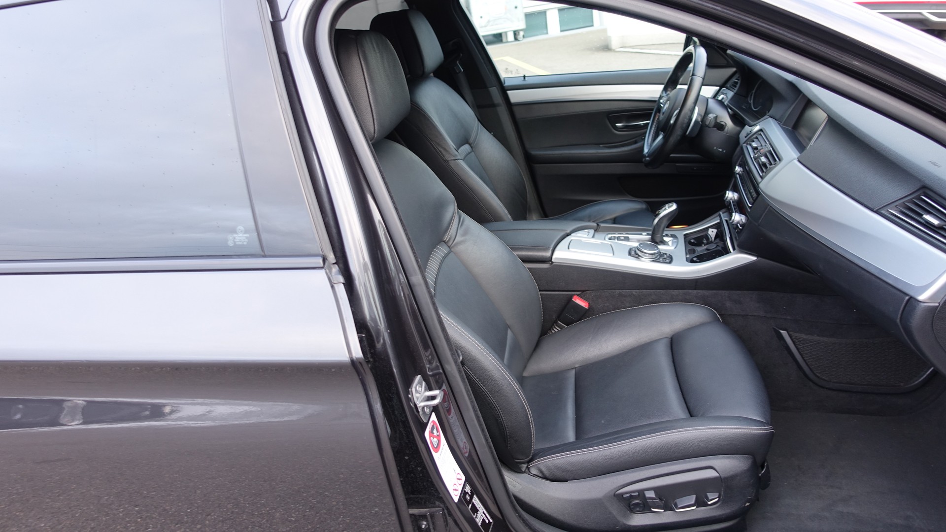 BMW 530d Touring xDrive Luxury Line Steptronic-image-9