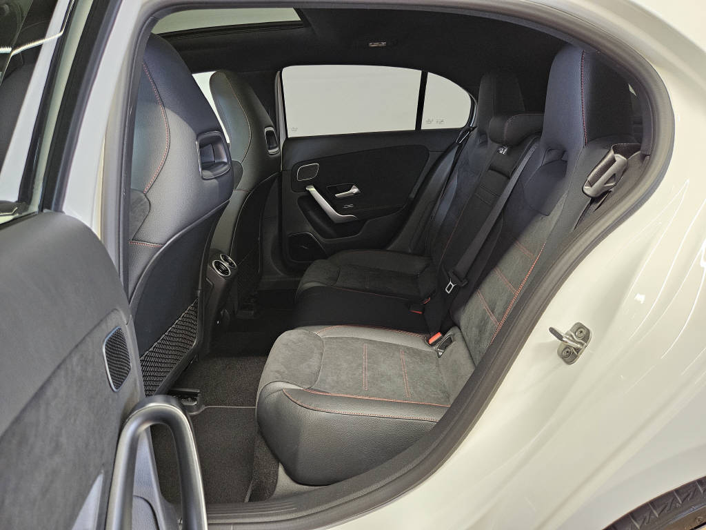 MERCEDES-BENZ A 220 4Matic AMG Line-image-12
