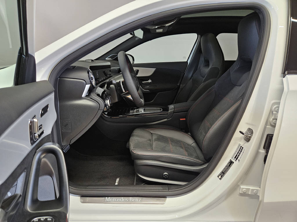MERCEDES-BENZ A 220 4Matic AMG Line-image-6