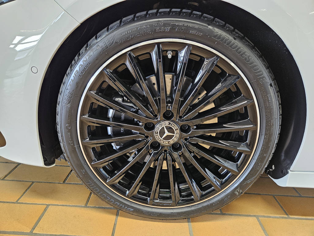 MERCEDES-BENZ A 220 4Matic AMG Line-image-14