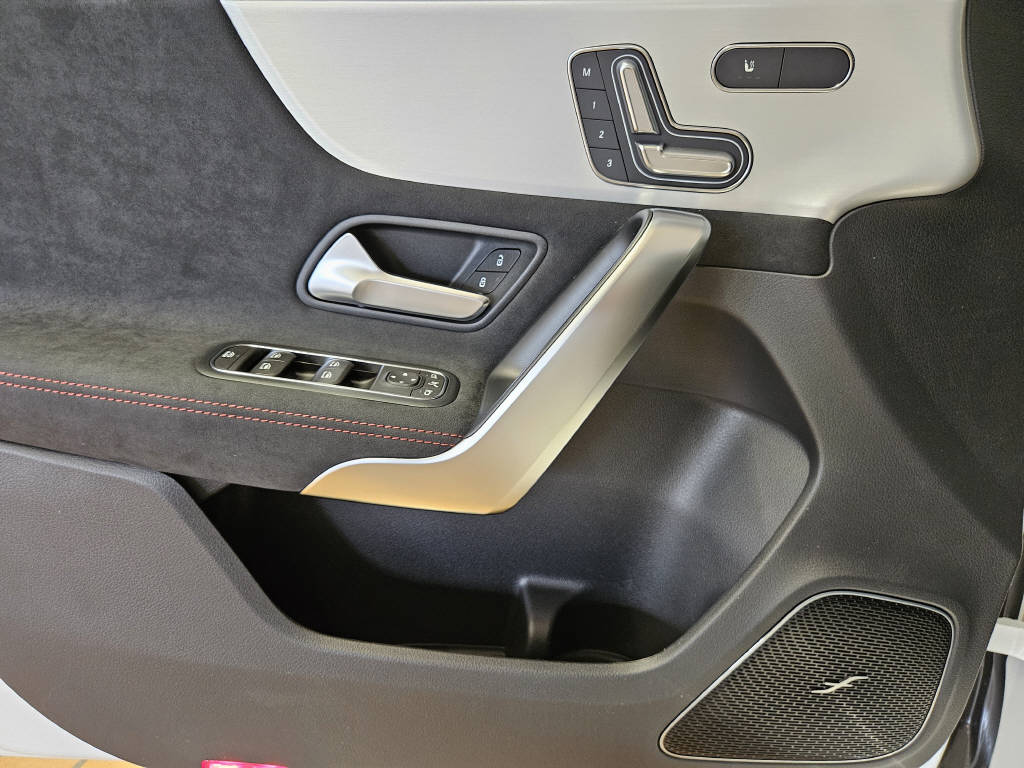 MERCEDES-BENZ A 220 4Matic AMG Line-image-9