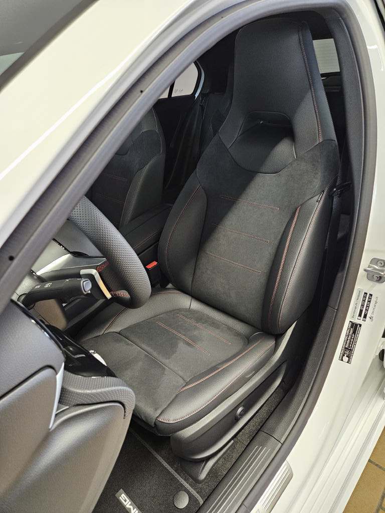 MERCEDES-BENZ A 220 4Matic AMG Line-image-5