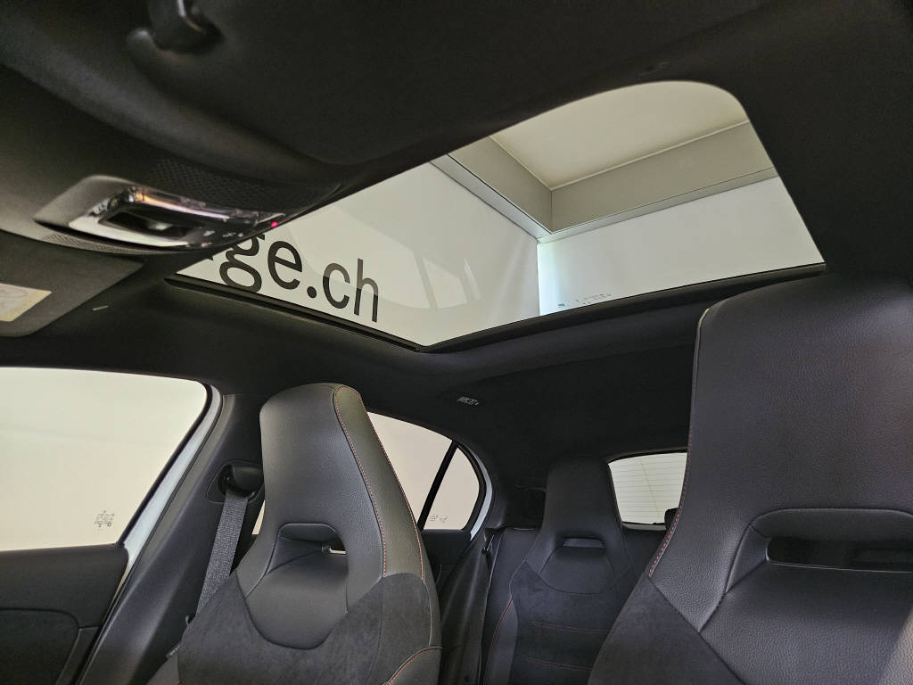 MERCEDES-BENZ A 220 4Matic AMG Line-image-4