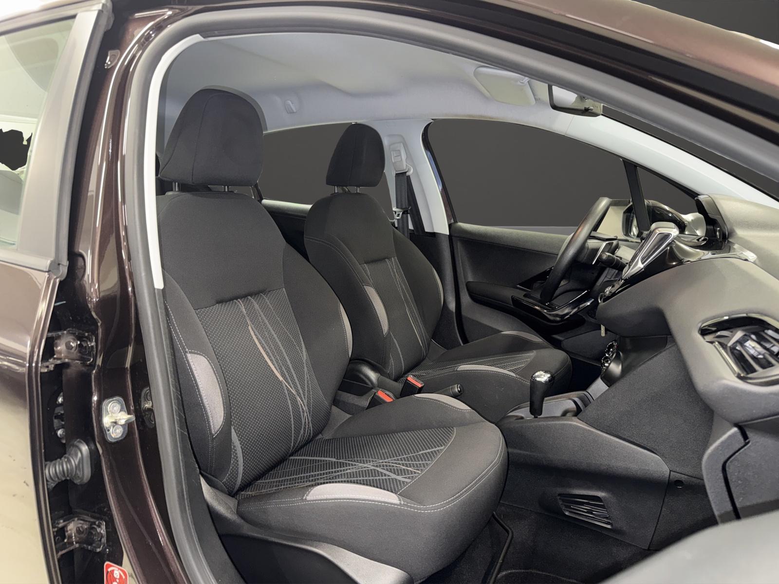 PEUGEOT 208 1.4 e-HDi Active EGS5-image-7