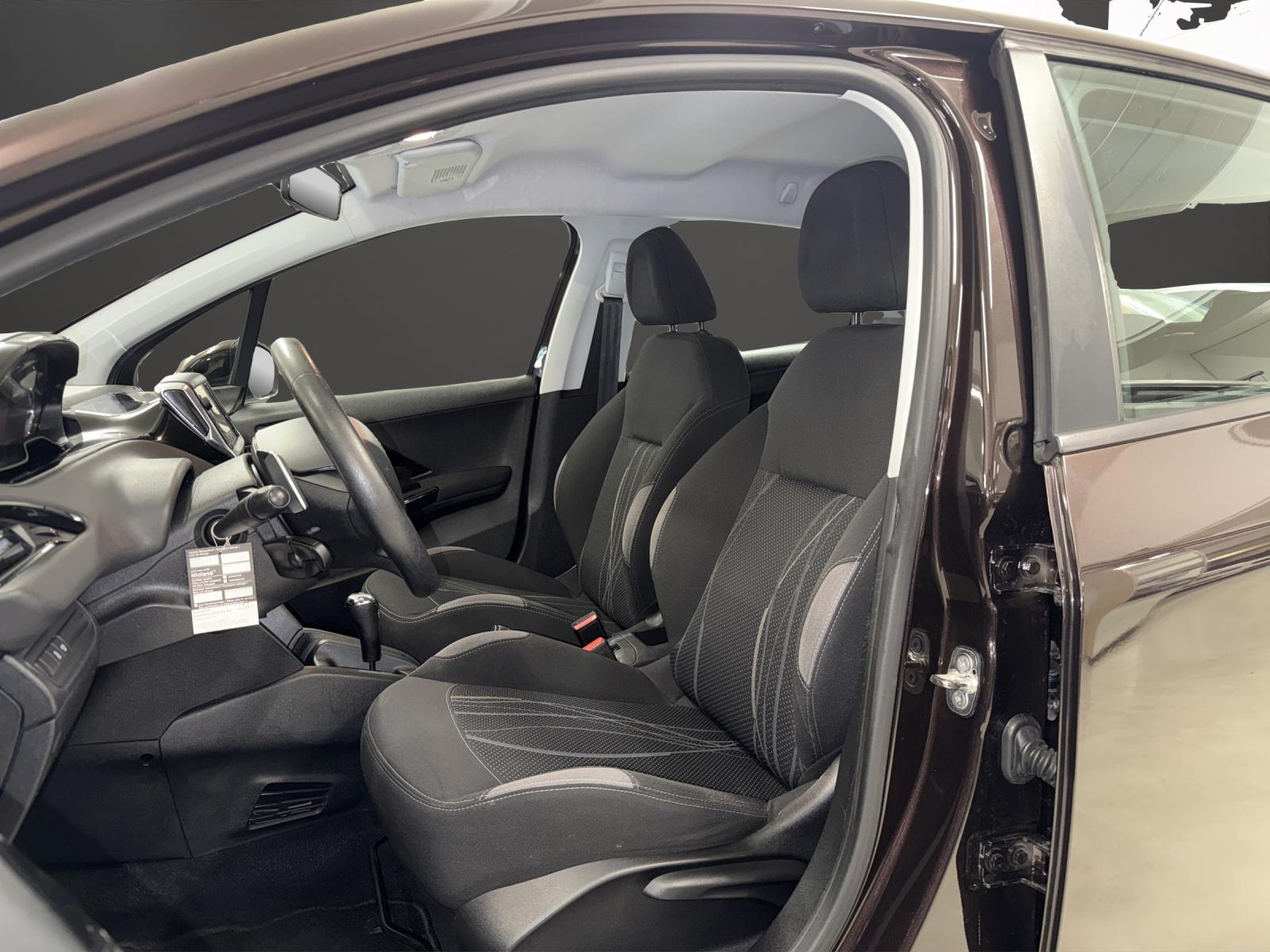 PEUGEOT 208 1.4 e-HDi Active EGS5-image-6