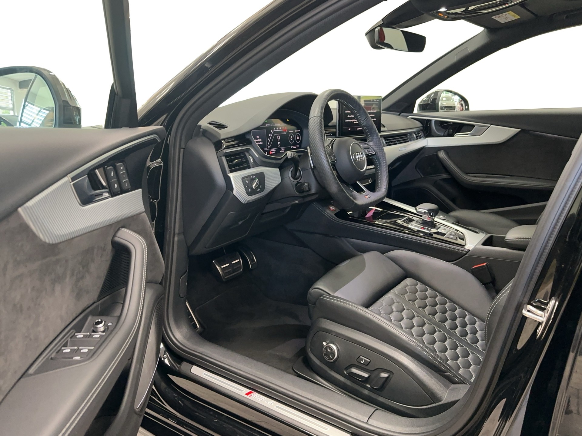 AUDI RS4 Avant quattro tiptronic-image-18