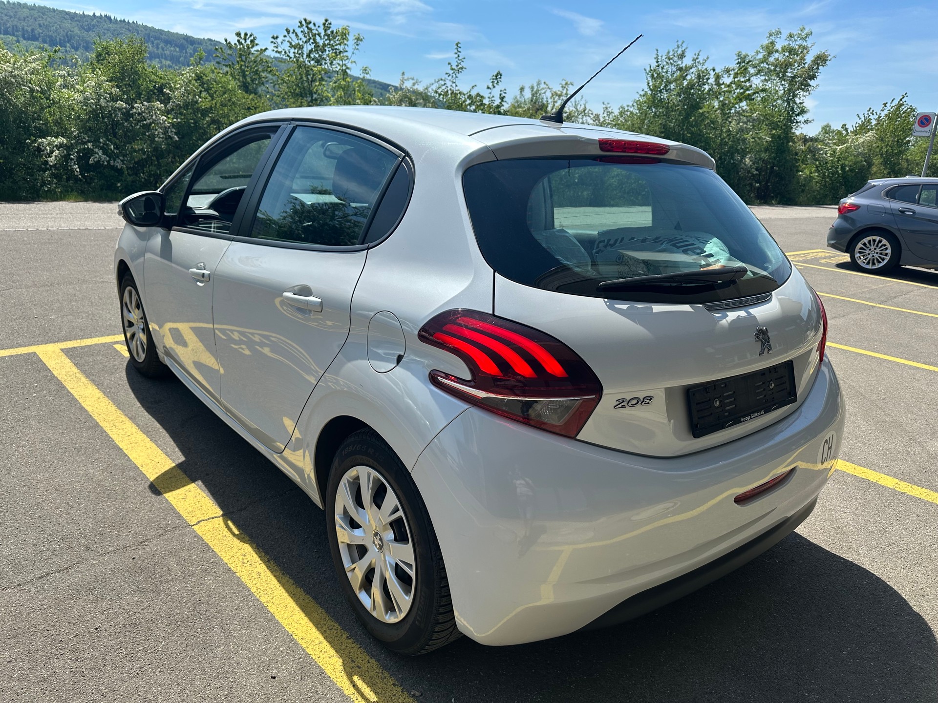 PEUGEOT 208 1.2 VTI Roland Garros-image-3