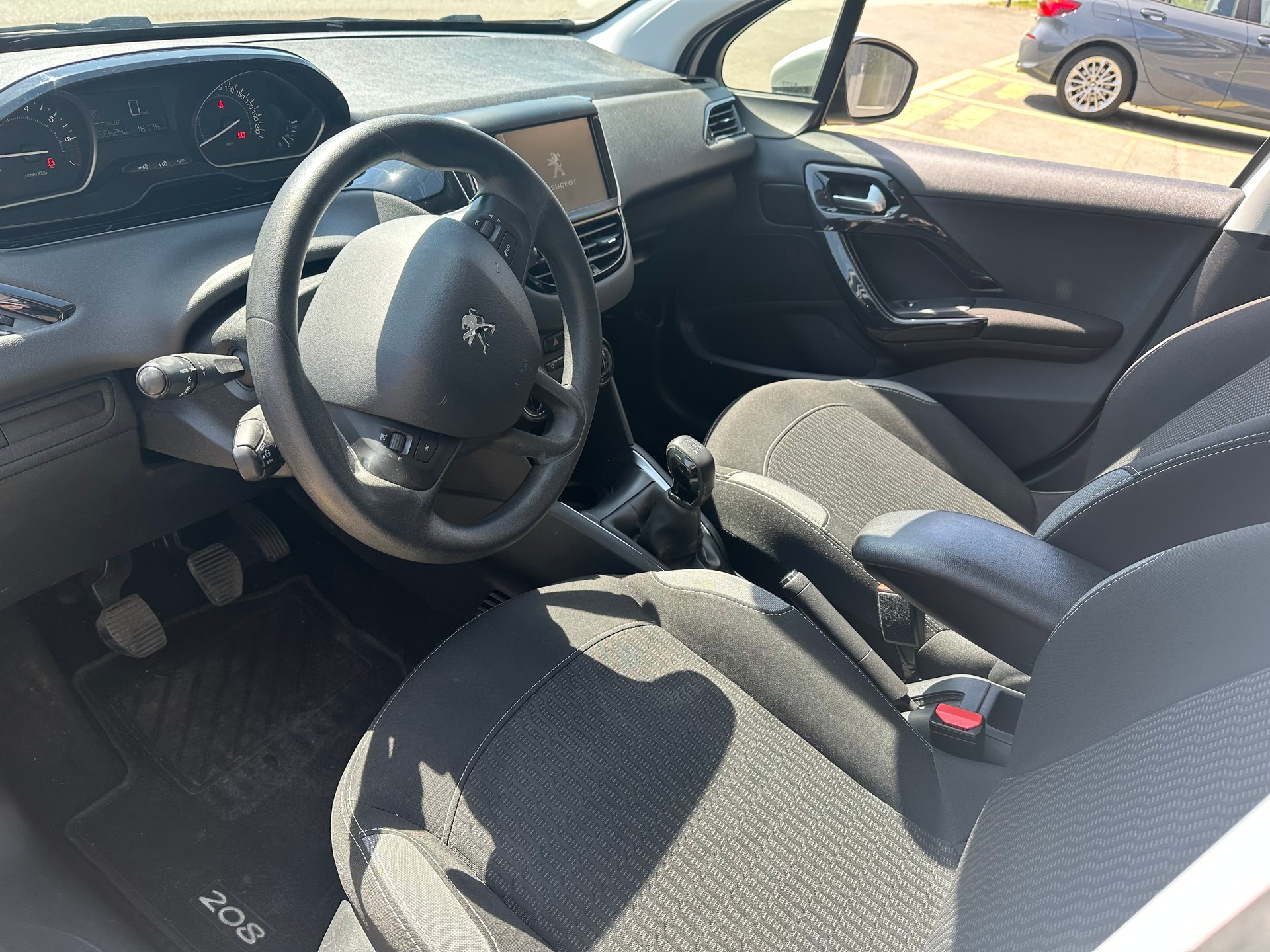 PEUGEOT 208 1.2 VTI Roland Garros-image-4