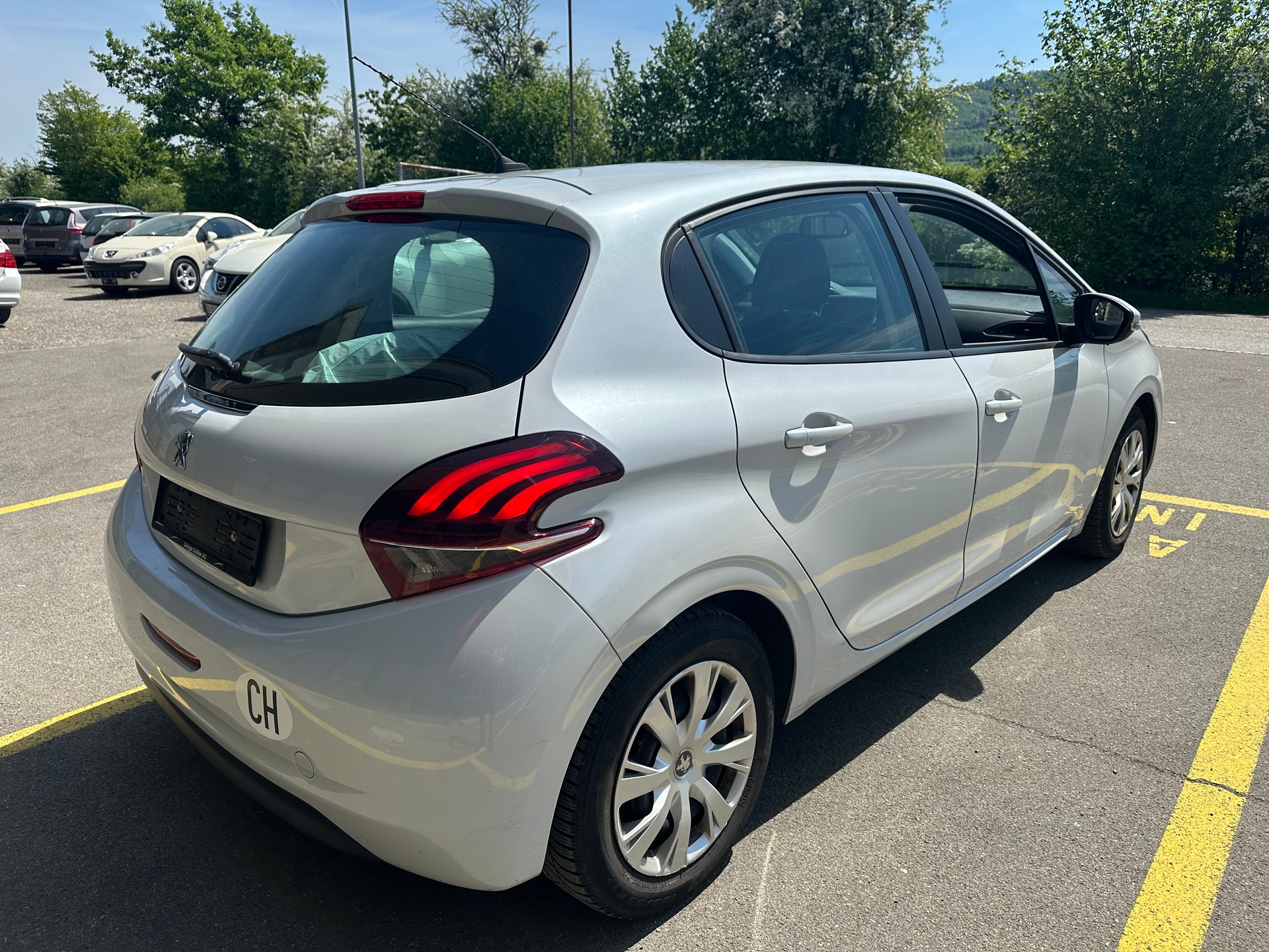 PEUGEOT 208 1.2 VTI Roland Garros-image-2