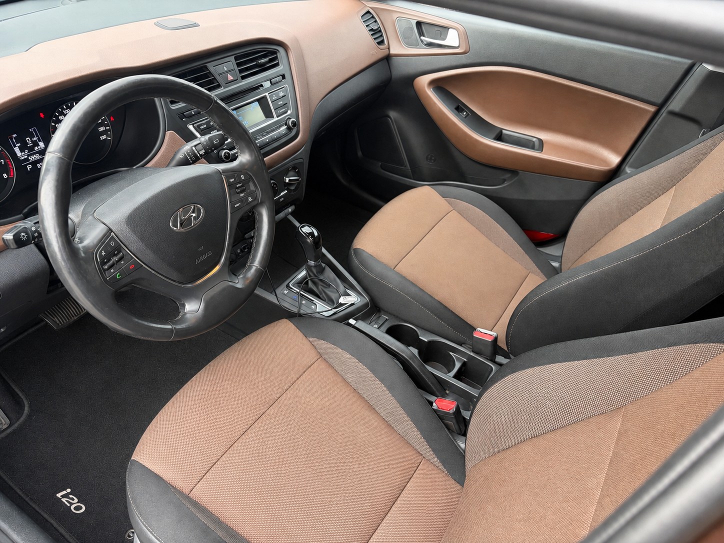 HYUNDAI i20 1.4 Amplia Automatic-image-7