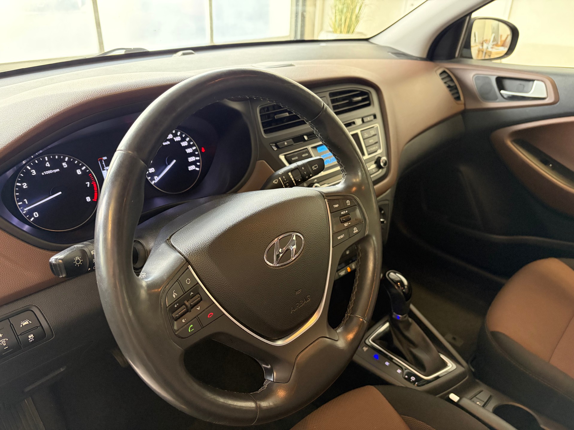 HYUNDAI i20 1.4 Amplia Automatic-image-12