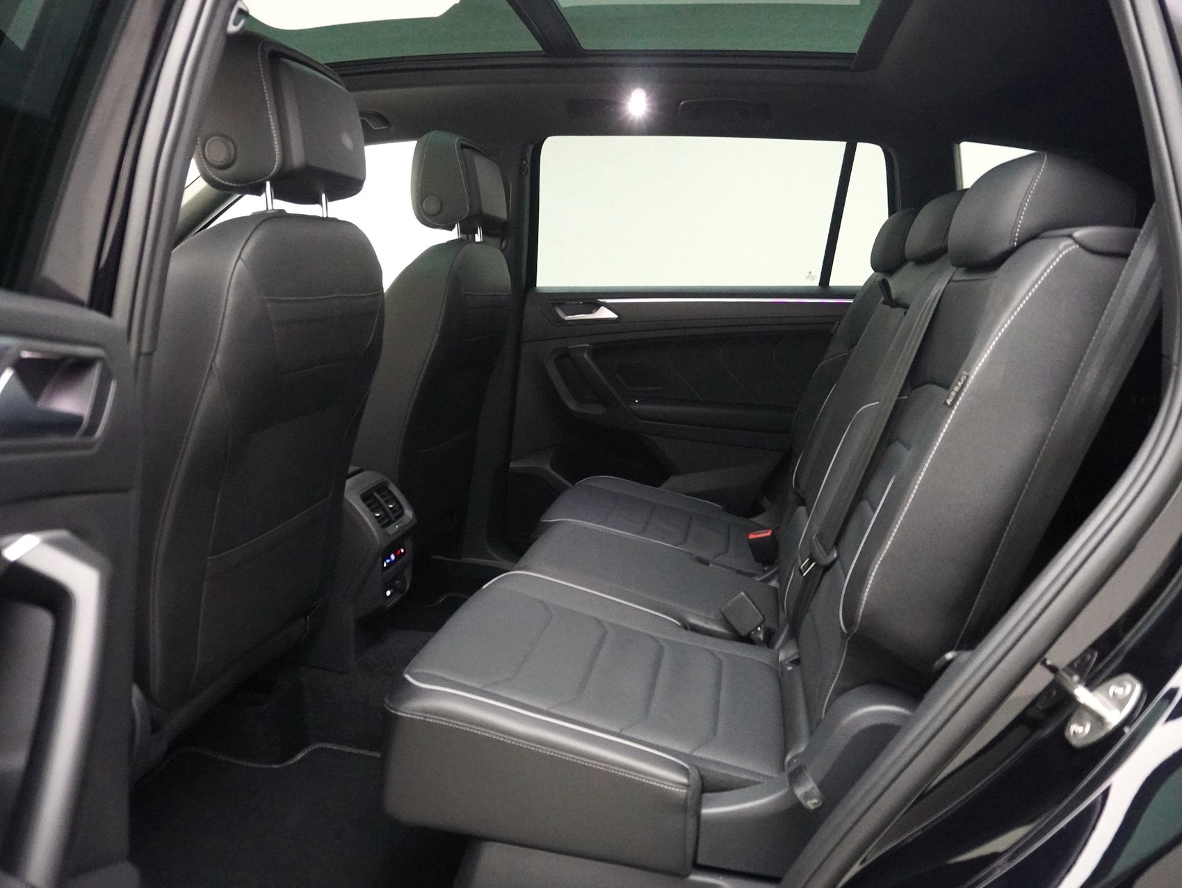 VW Tiguan Allspace 2.0 TSI DSG R-Line Black Style 4Motion **Ledersitze mit Memory**-image-11