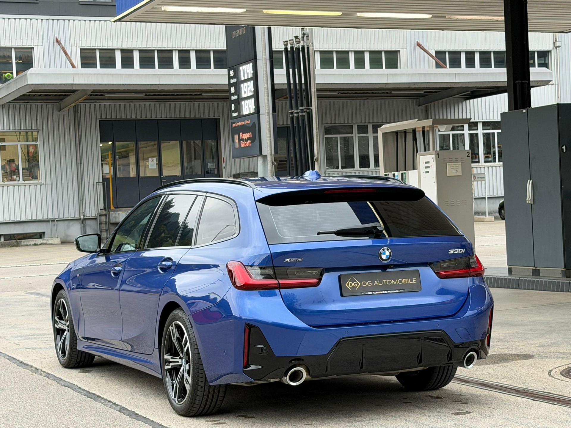 BMW 330i Touring xDrive Steptronic M Sport *Shadow-Line**Live Cockpit**245PS**Modell 2025*-image-4