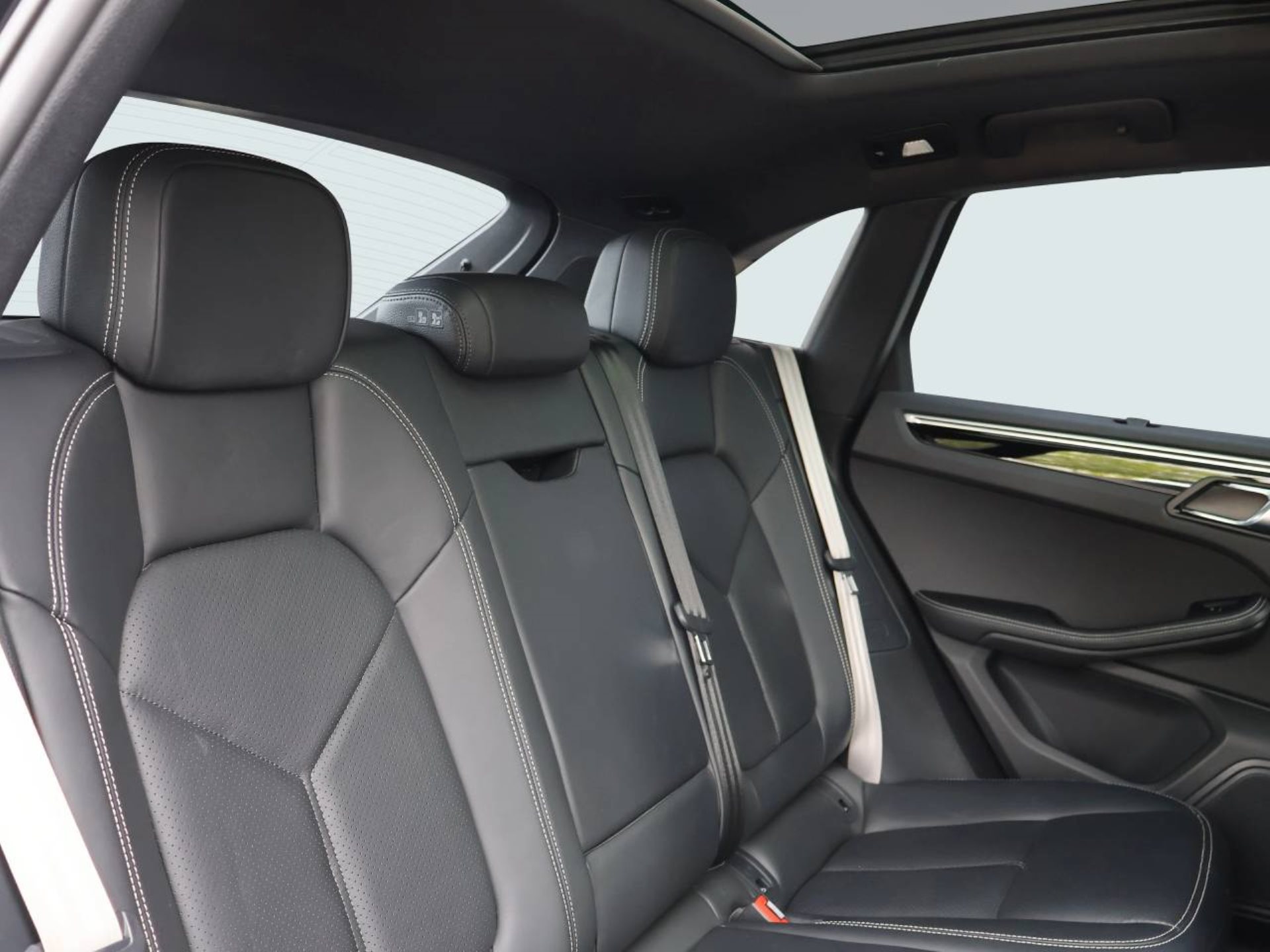 PORSCHE Macan-image-17