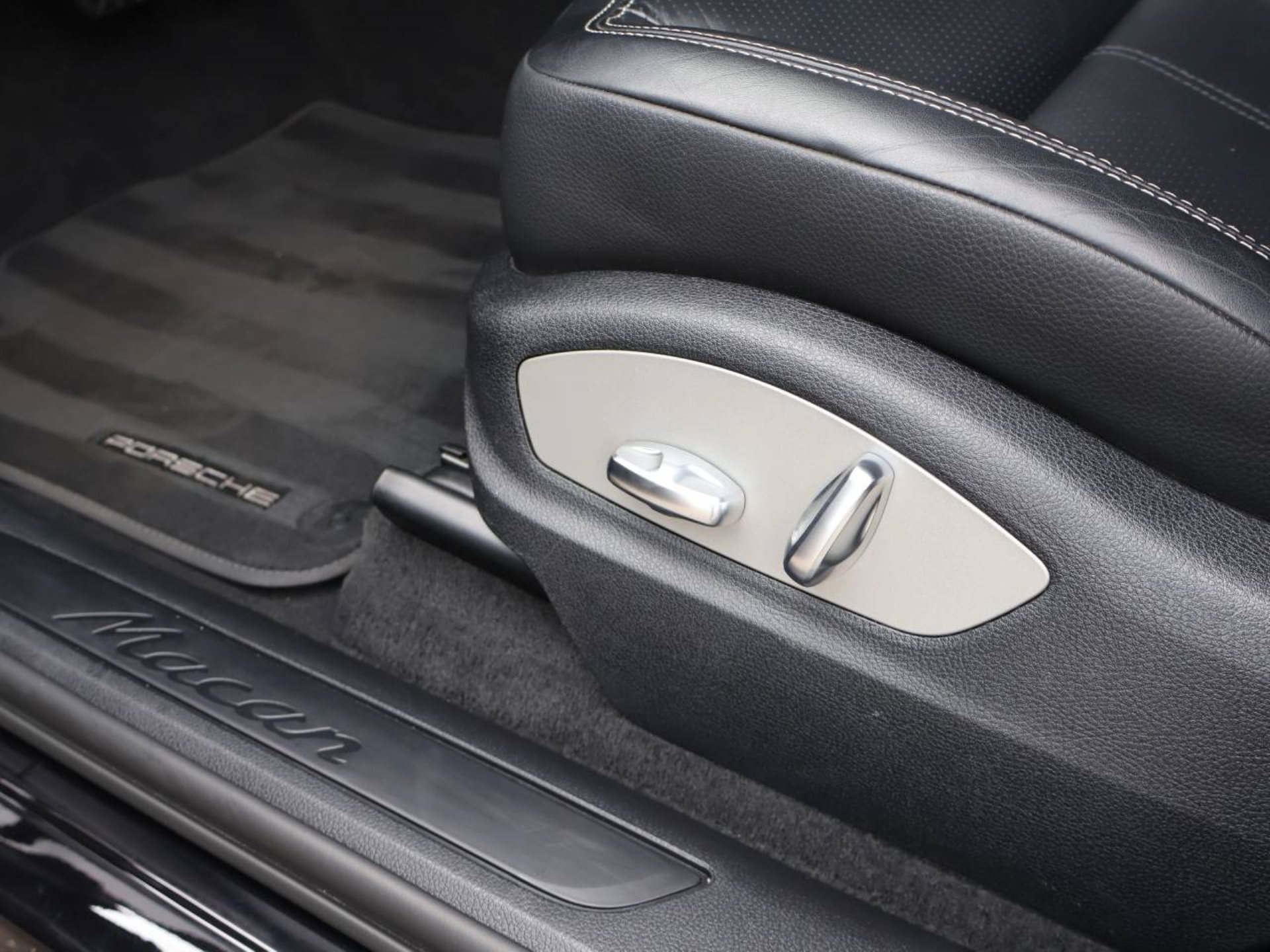 PORSCHE Macan-image-29