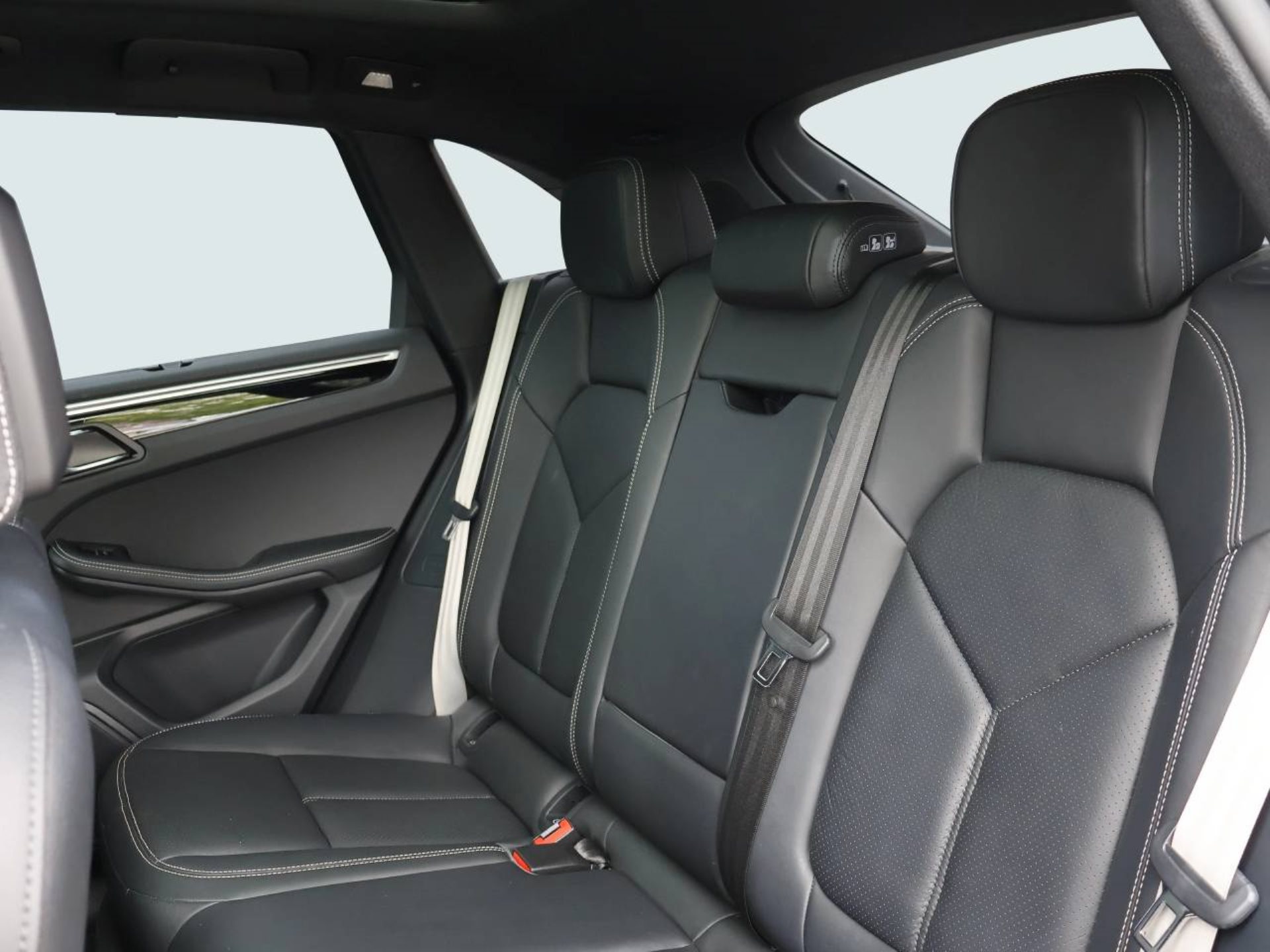 PORSCHE Macan-image-15