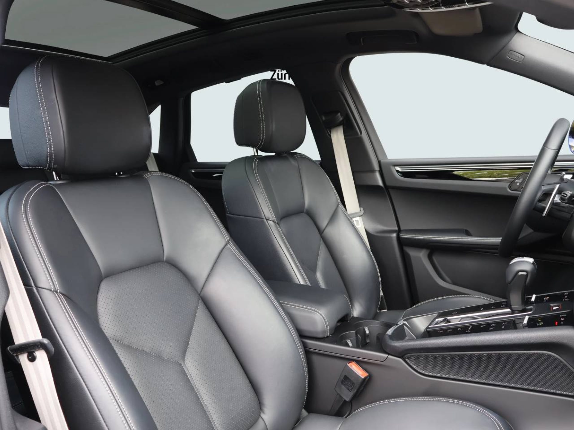 PORSCHE Macan-image-16
