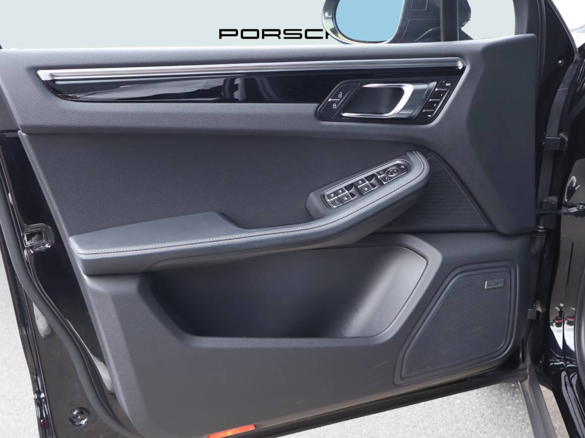 PORSCHE Macan-image-26