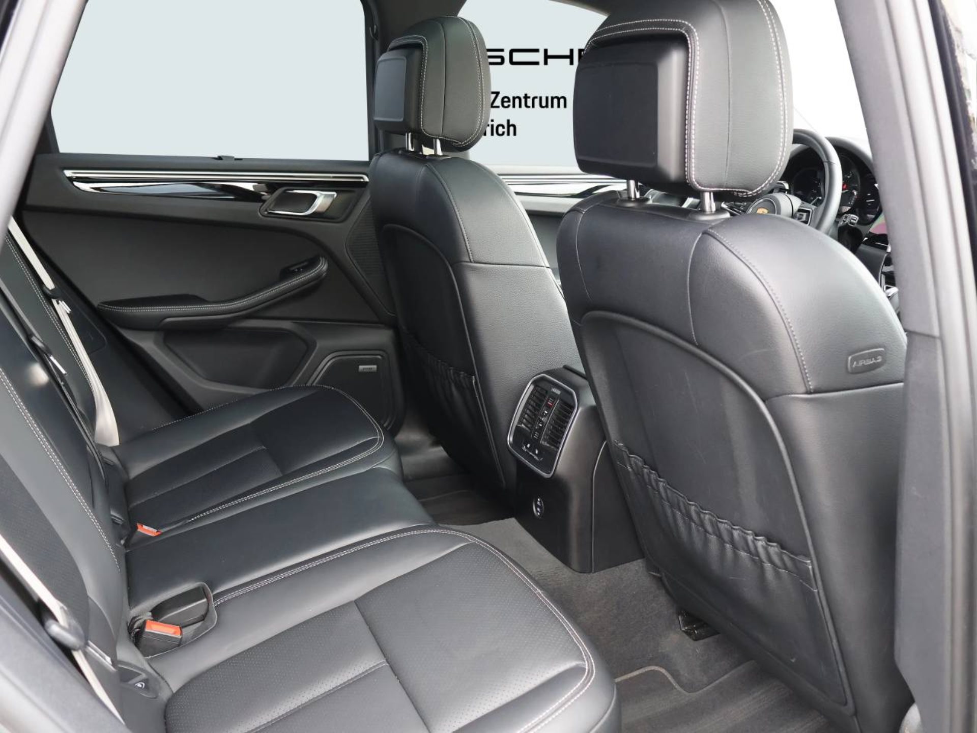 PORSCHE Macan-image-18