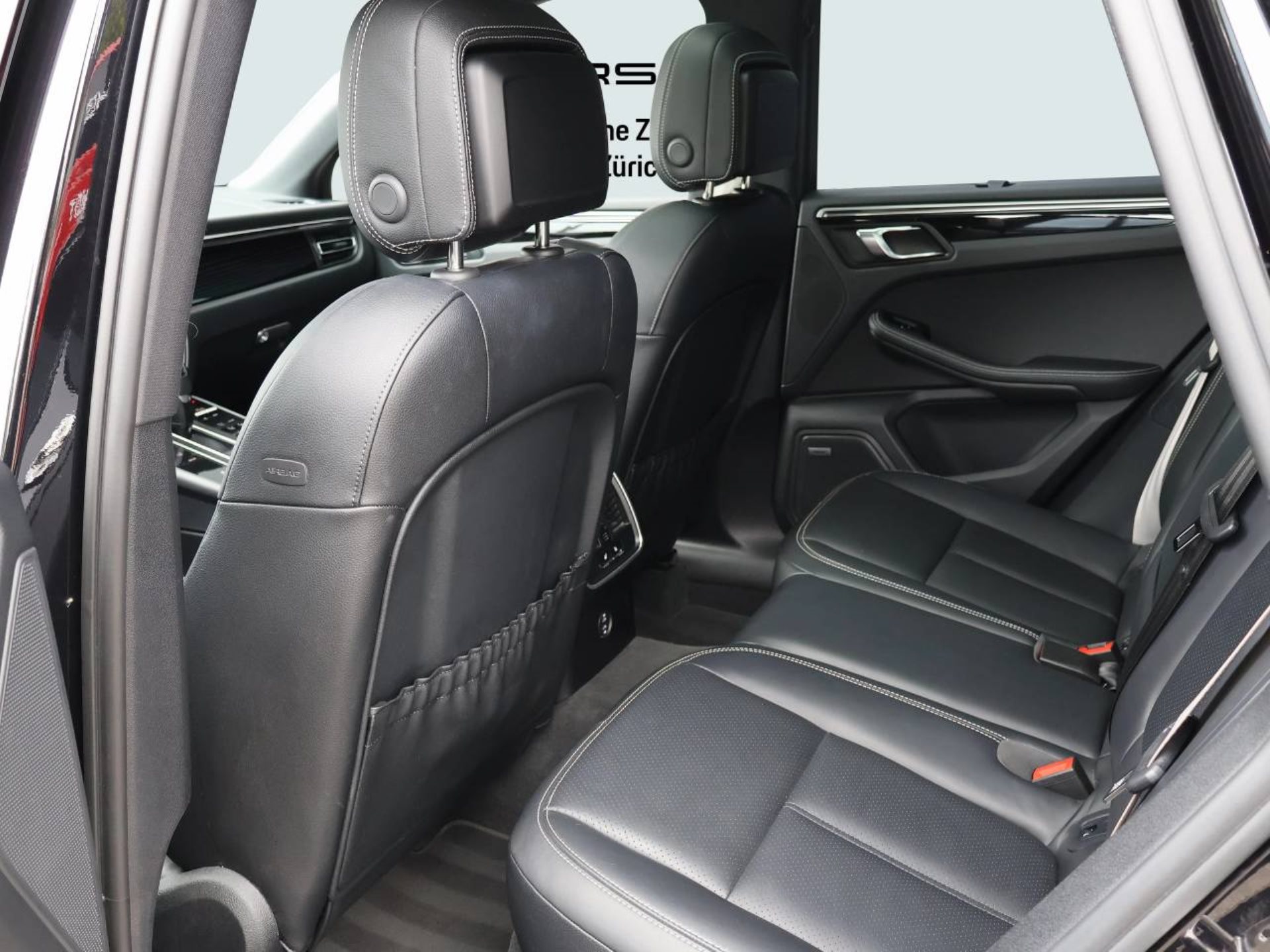 PORSCHE Macan-image-14