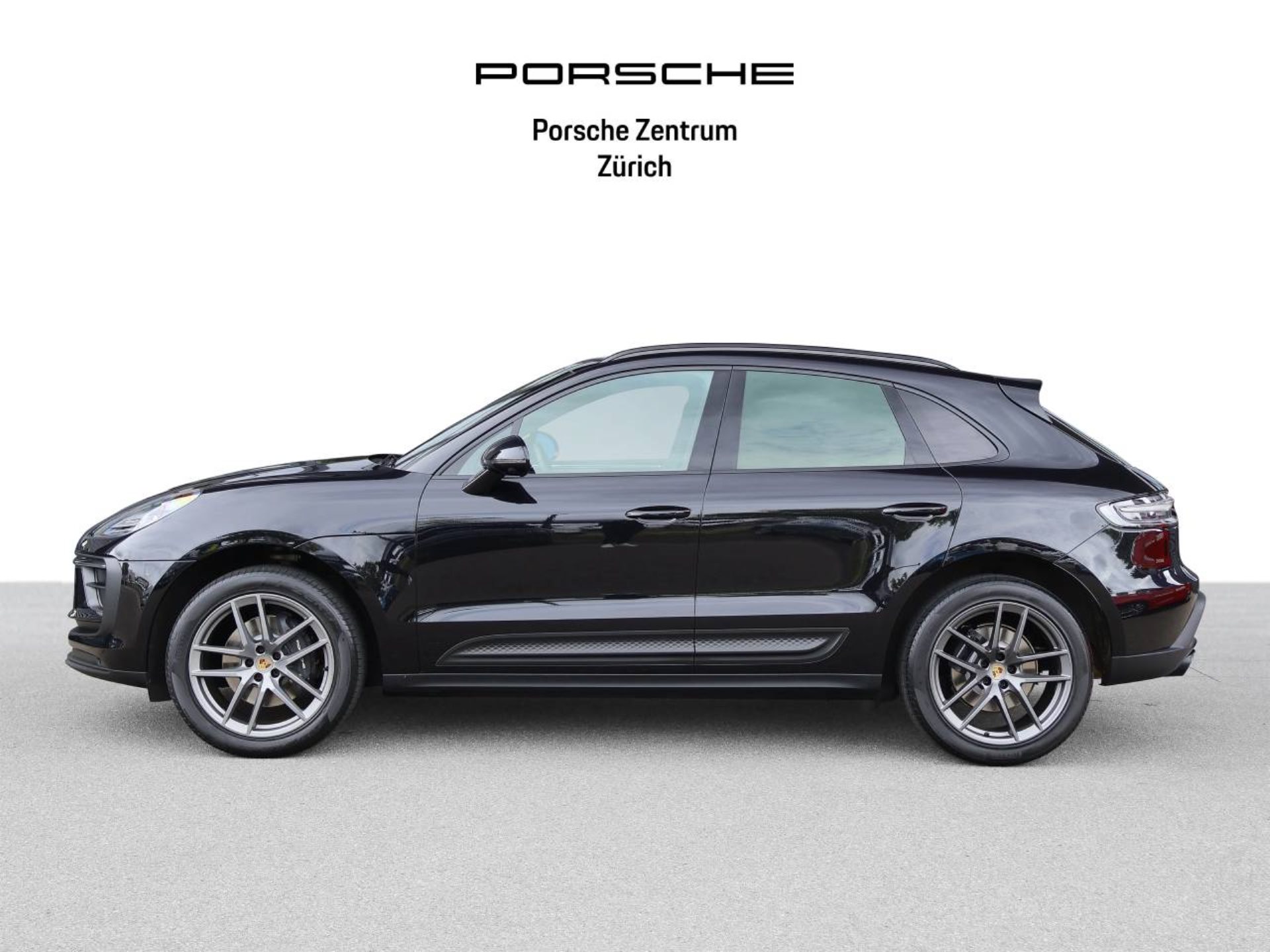 PORSCHE Macan-showroom-element-1