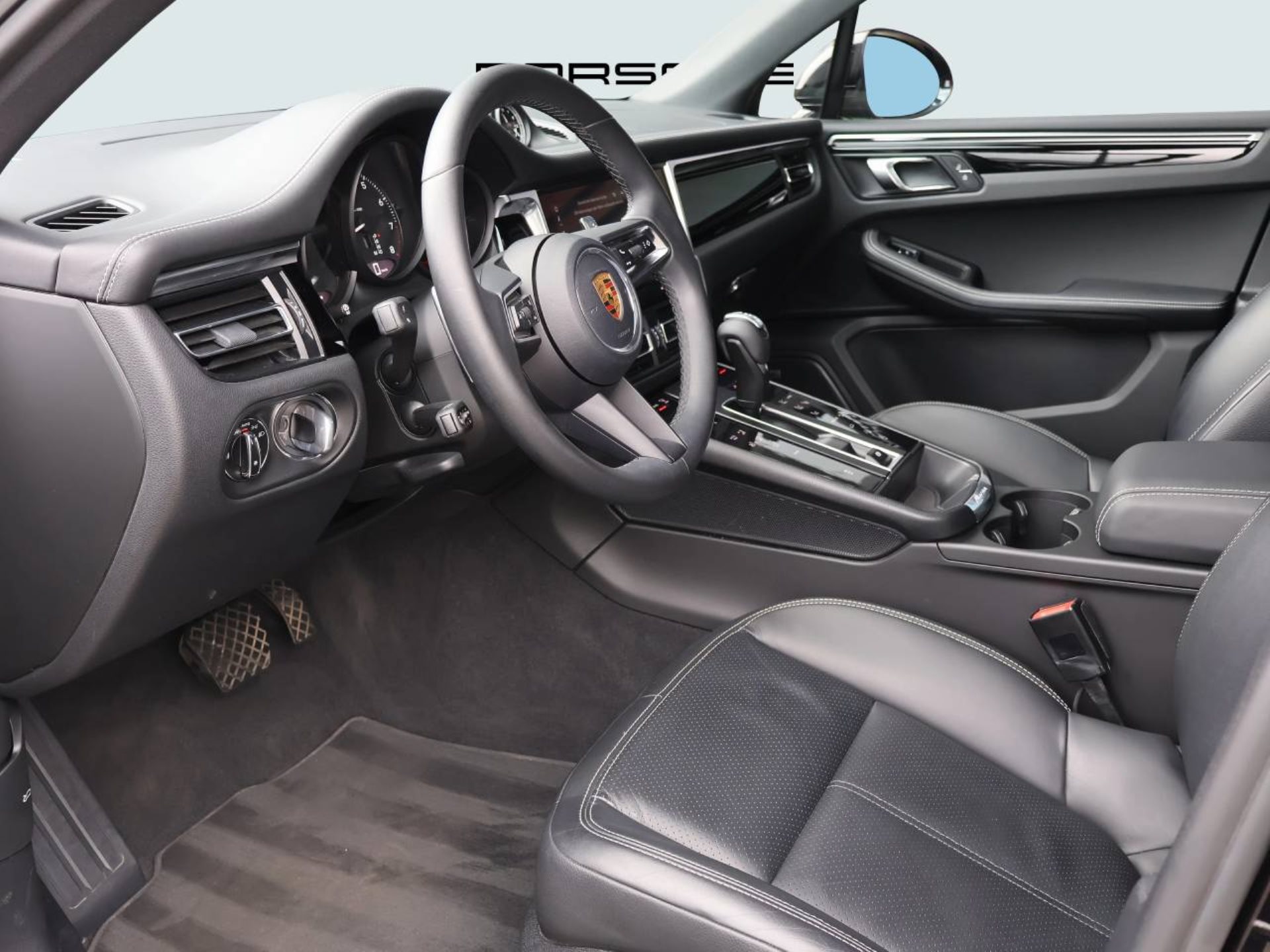 PORSCHE Macan-showroom-element-3
