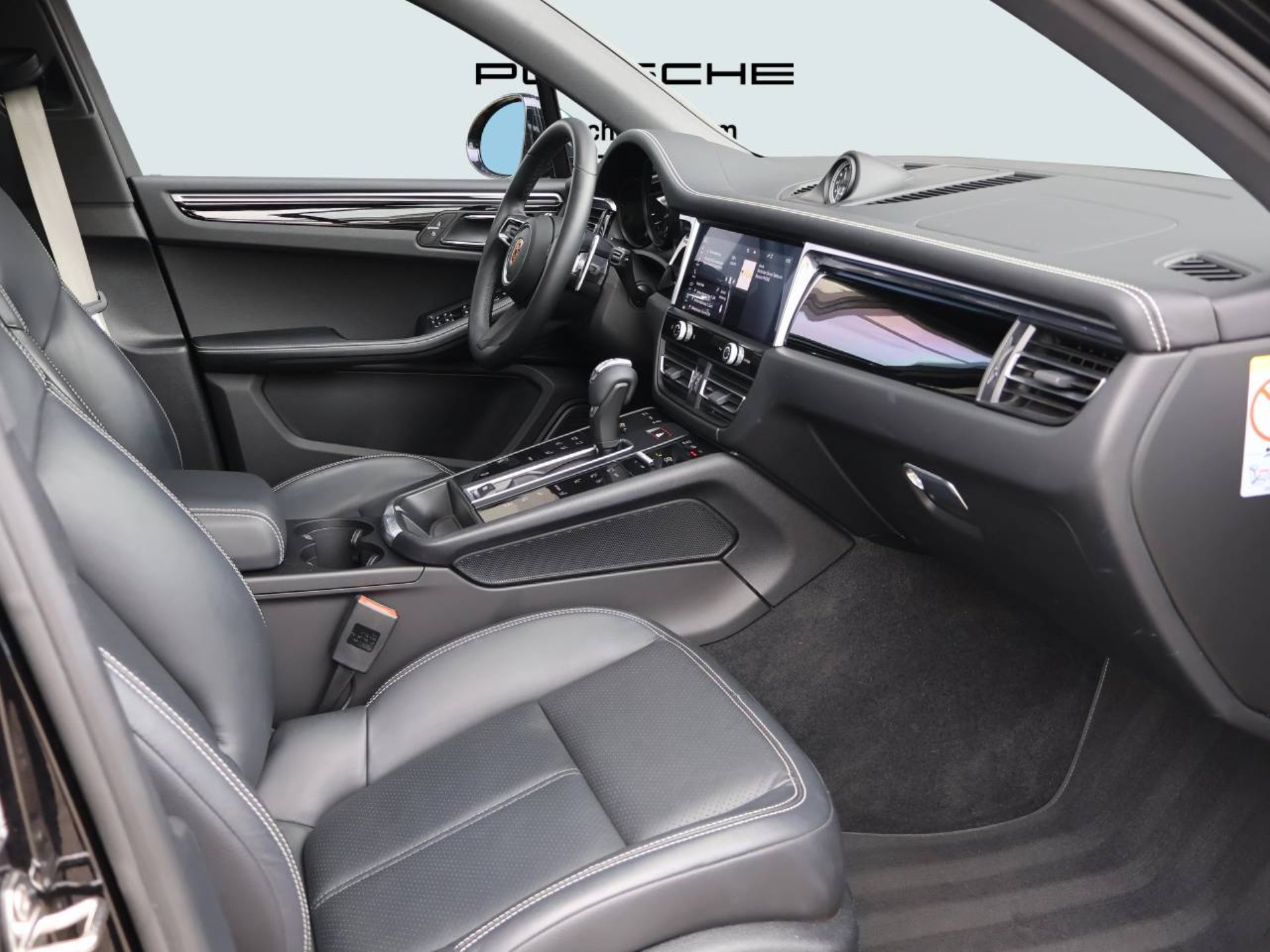 PORSCHE Macan-image-13