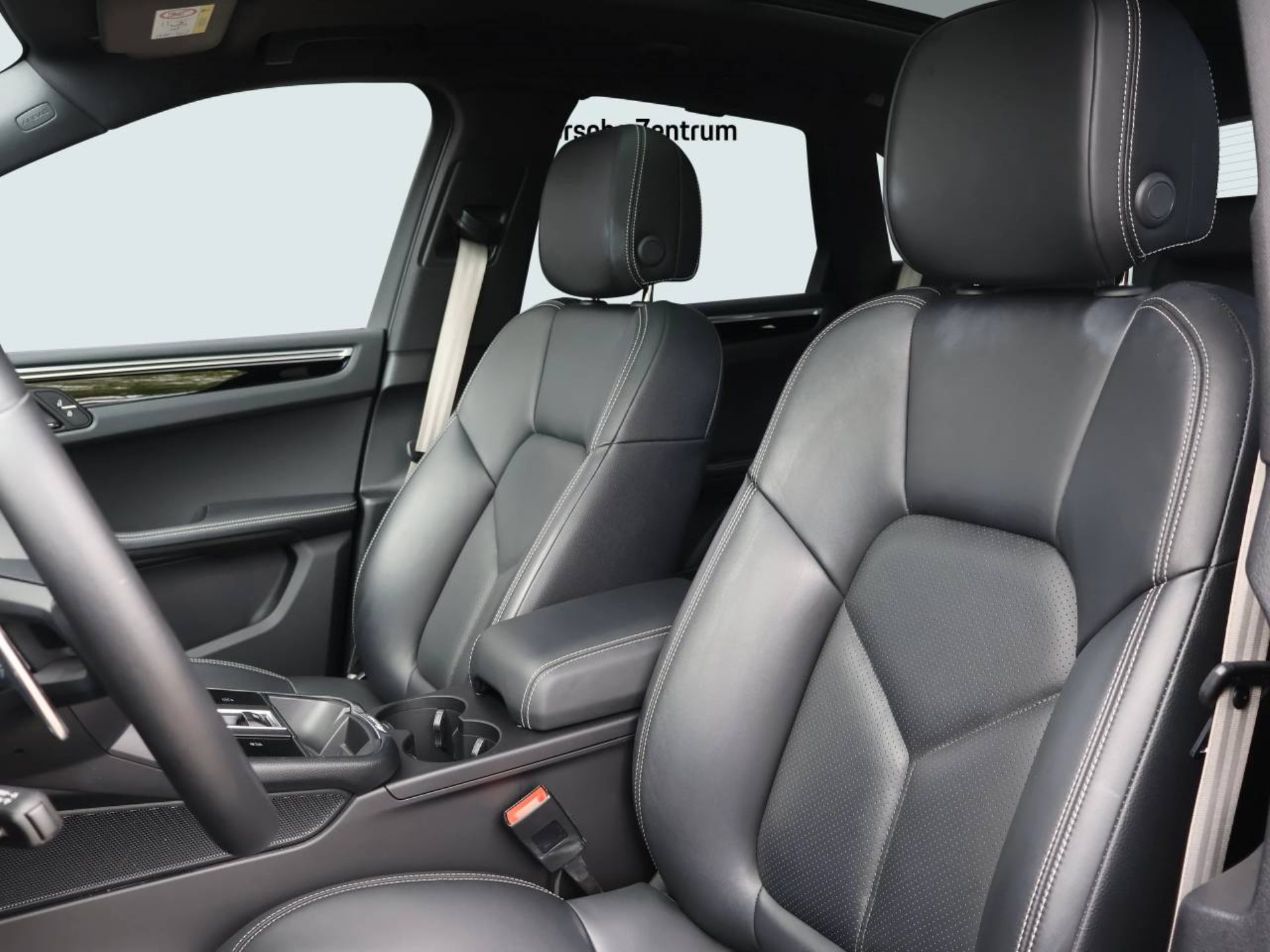 PORSCHE Macan-image-4