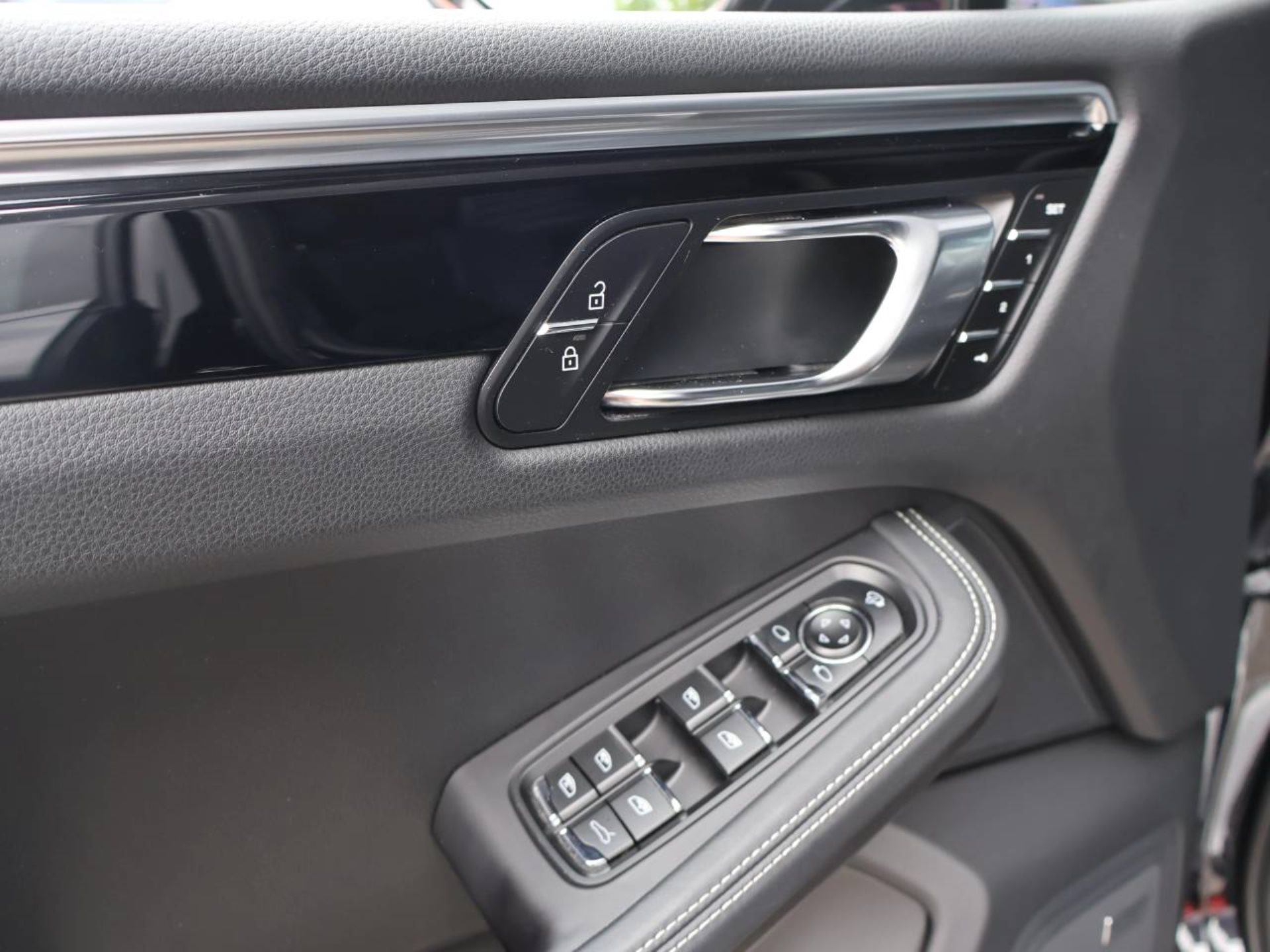 PORSCHE Macan-image-27