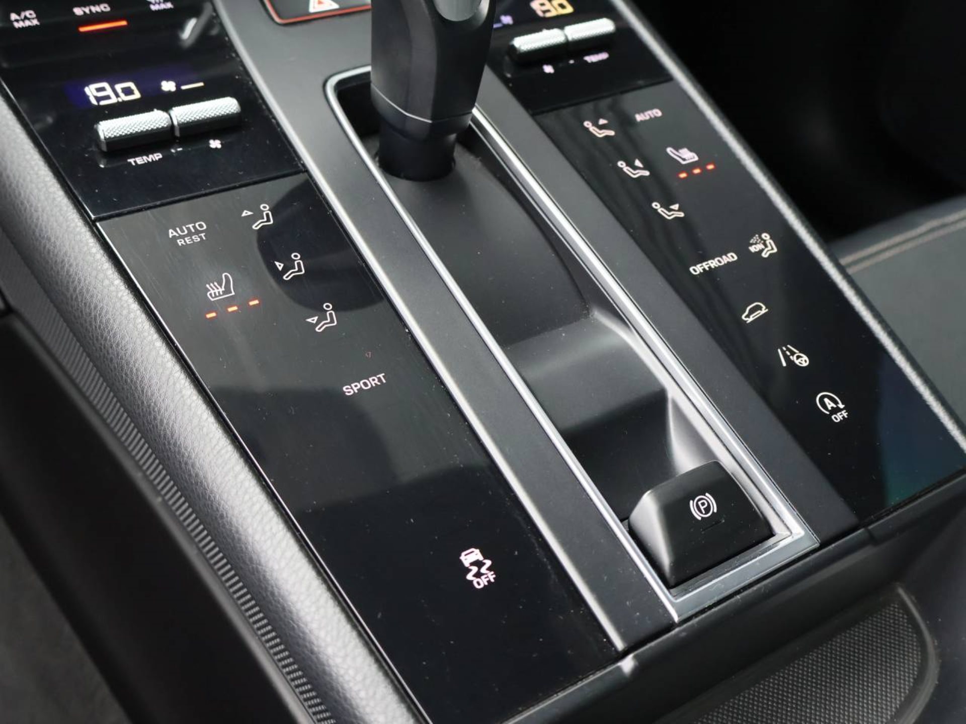 PORSCHE Macan-image-22