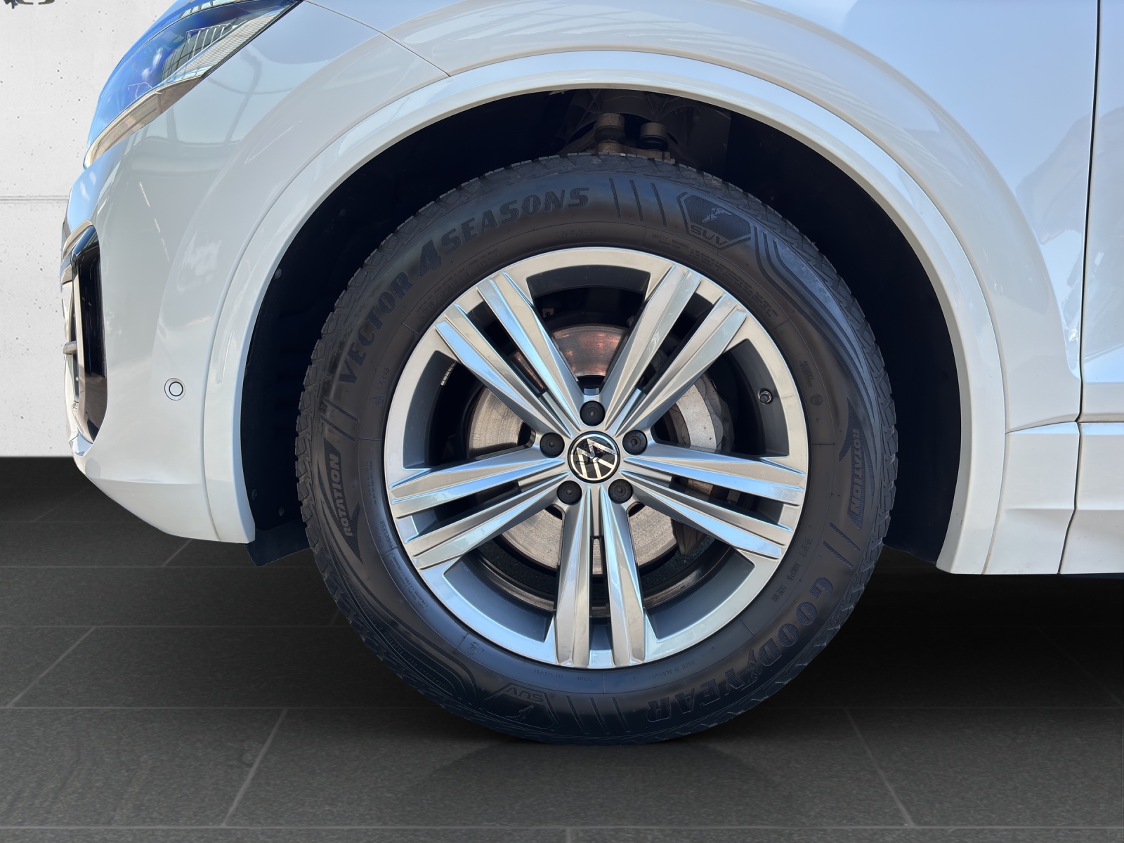 VW Touareg 3.0 TDI R Line Tiptronic mit fortl. Werksgarantie, AHK, Panorama-Ausstell-/Schiebedach, Standheizung & Winterräder-image-11