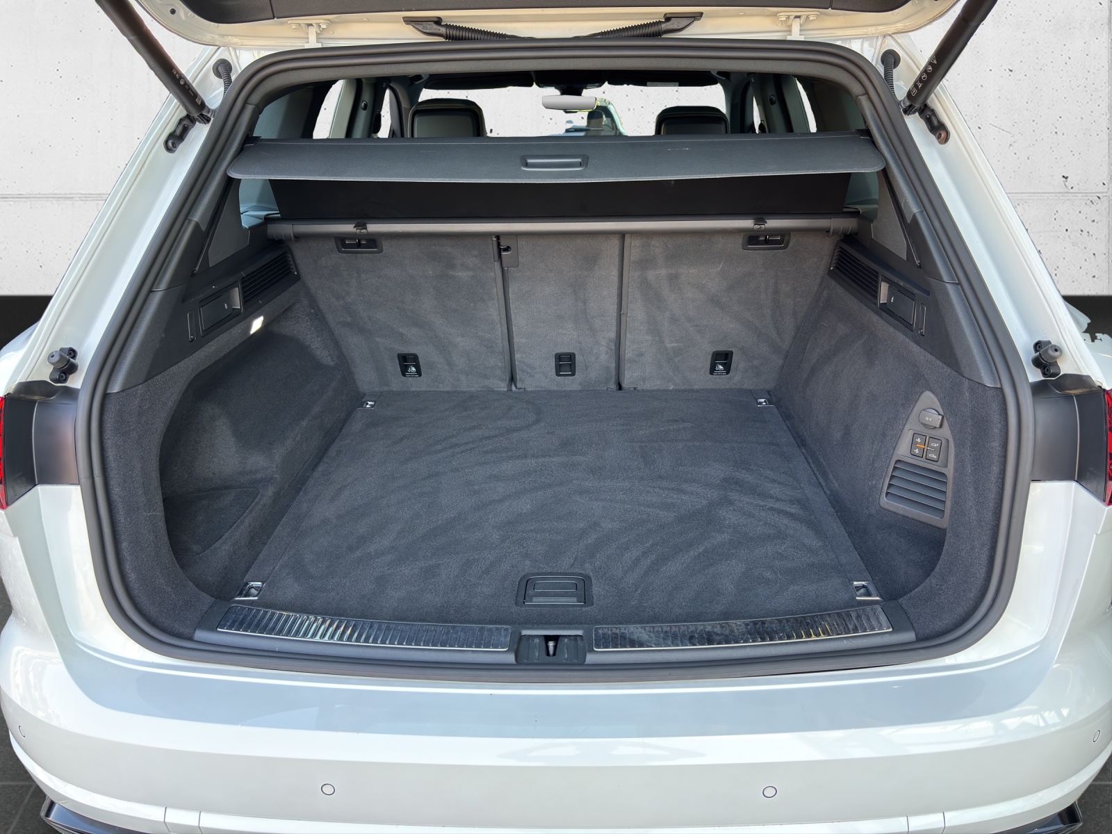 VW Touareg 3.0 TDI R Line Tiptronic mit fortl. Werksgarantie, AHK, Panorama-Ausstell-/Schiebedach, Standheizung & Winterräder-image-7