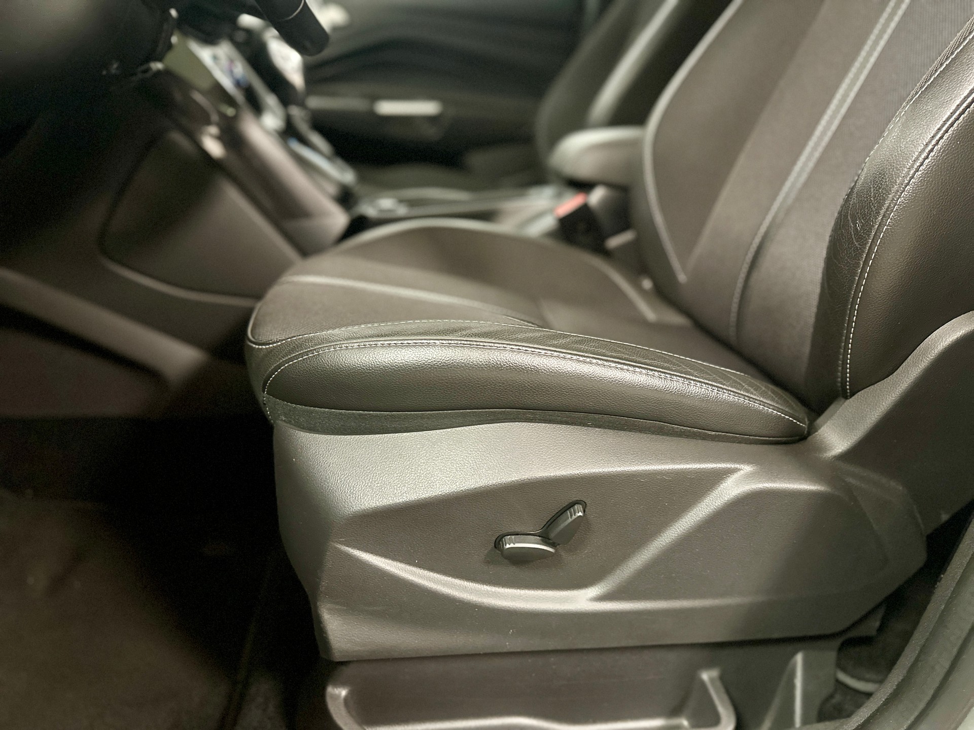 FORD GrC-Max 1.5 SCTi Titanium Automat **7-PLÄTZER**-image-11