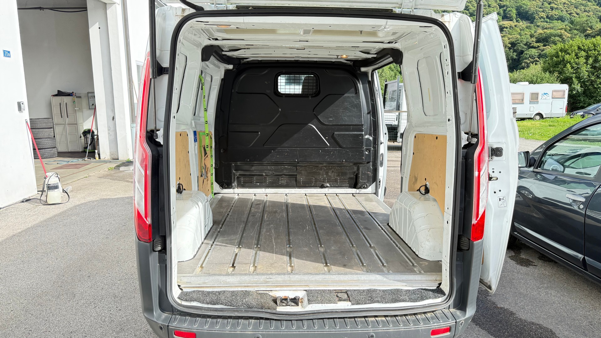 FORD V340 L1H1 Trend 2.0 Automat-image-3