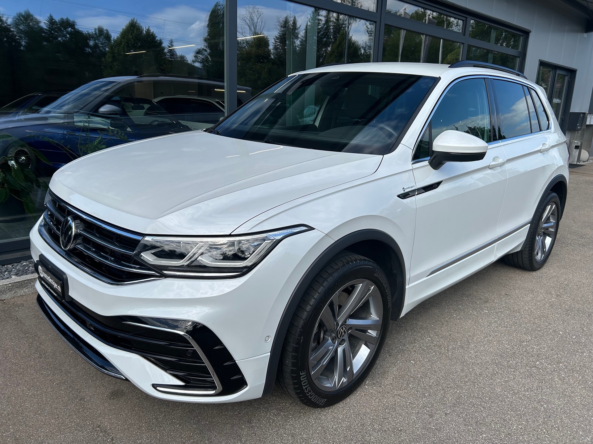 VW Tiguan 2.0 TDI SCR R-Line 4Motion DSG-image-2