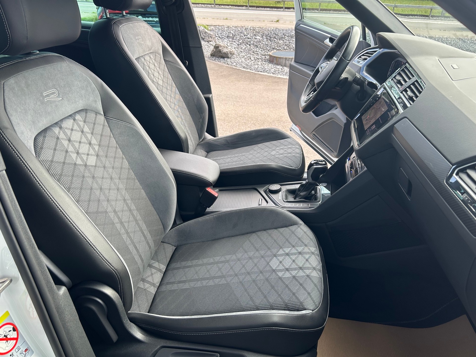 VW Tiguan 2.0 TDI SCR R-Line 4Motion DSG-image-12