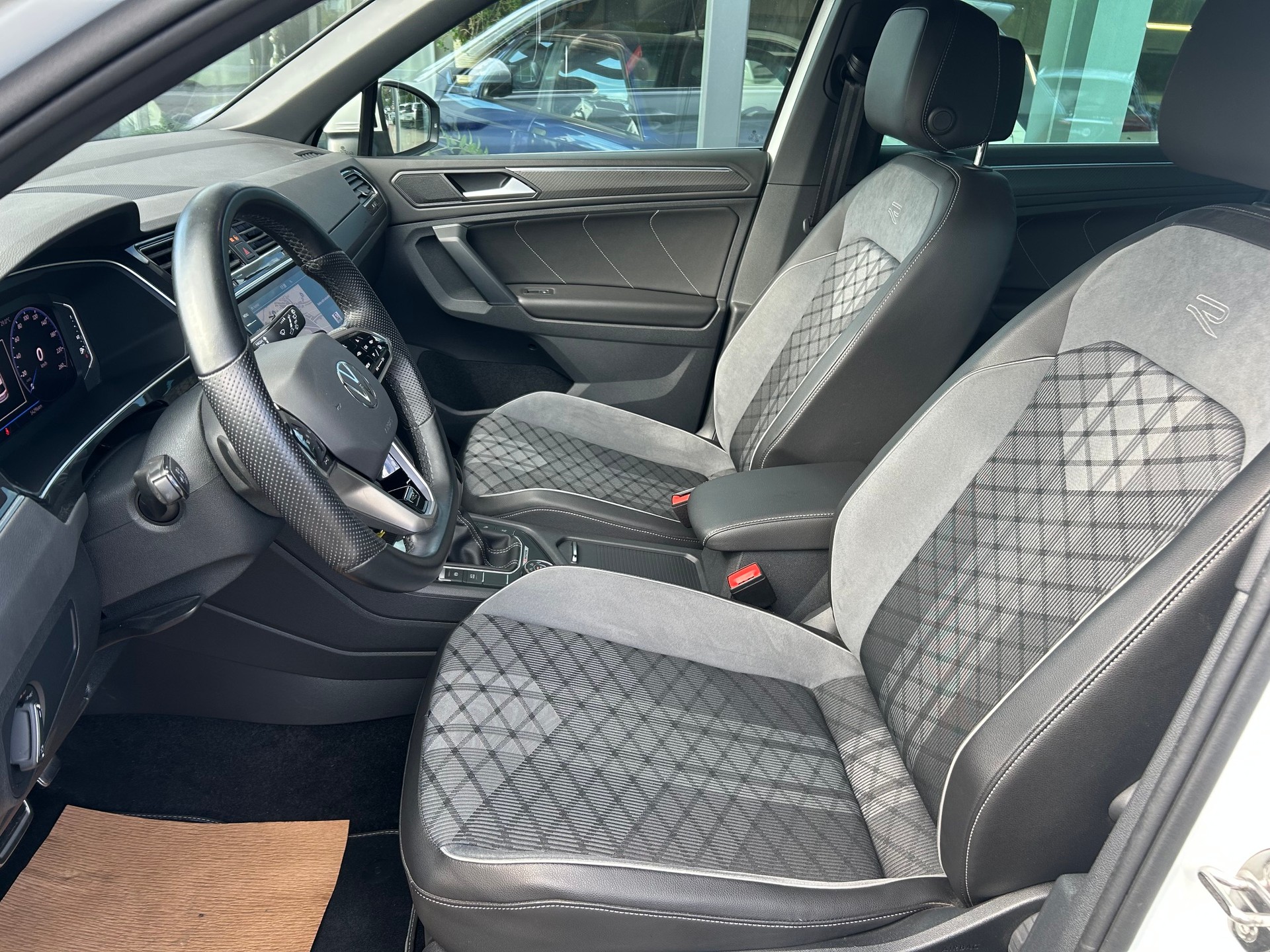 VW Tiguan 2.0 TDI SCR R-Line 4Motion DSG-image-10