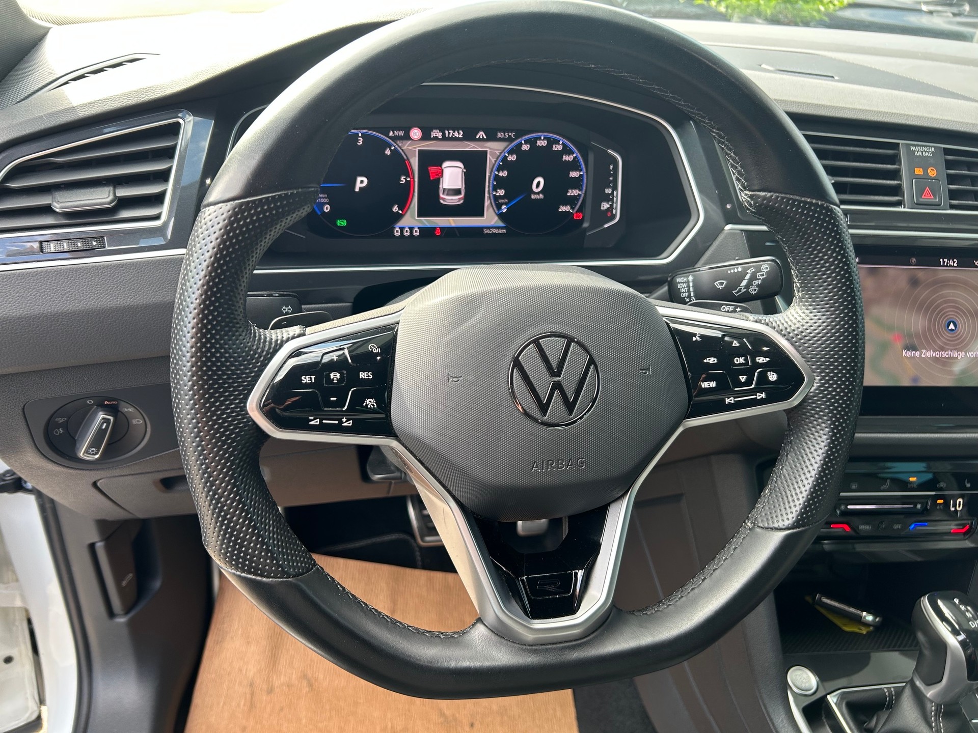 VW Tiguan 2.0 TDI SCR R-Line 4Motion DSG-image-7