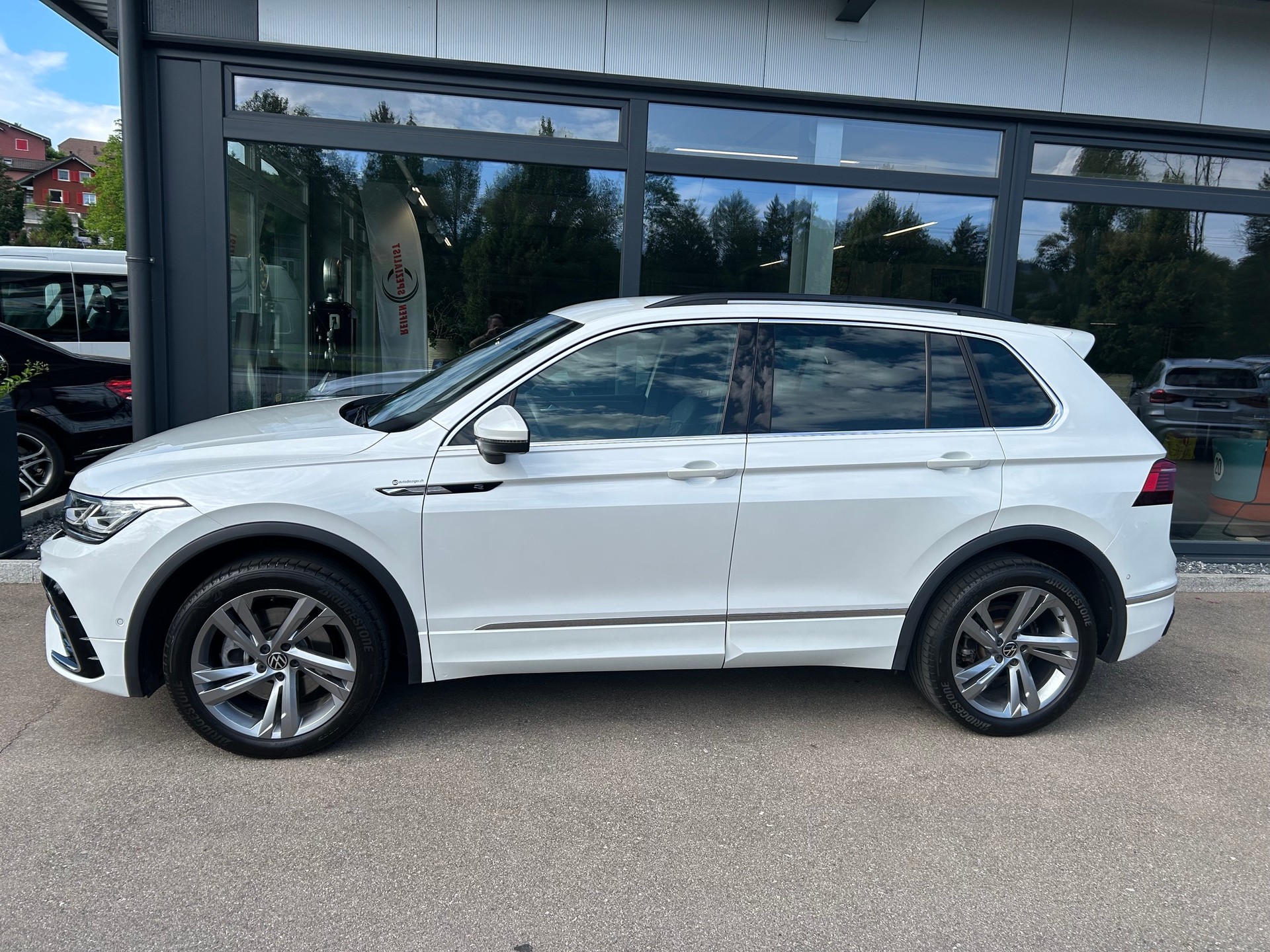 VW Tiguan 2.0 TDI SCR R-Line 4Motion DSG-image-3