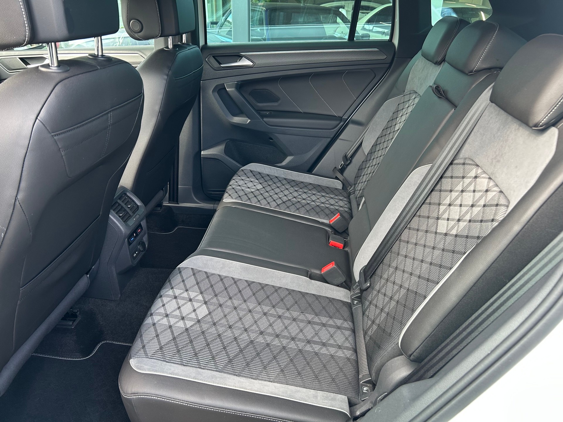 VW Tiguan 2.0 TDI SCR R-Line 4Motion DSG-image-11