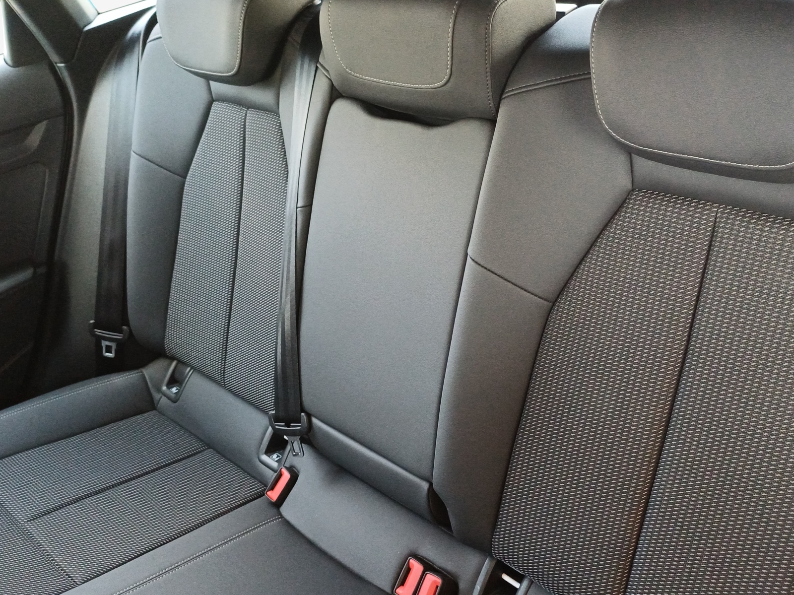 AUDI A3 Sportback 35 TFSI S line Attraction S-tronic-image-11