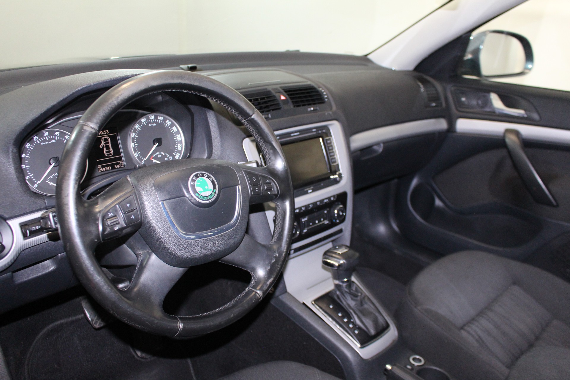 SKODA Octavia Combi 1.9 TDI Elegance DSG-image-11