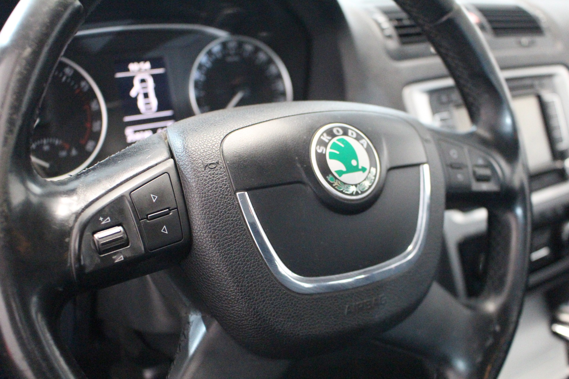 SKODA Octavia Combi 1.9 TDI Elegance DSG-image-13