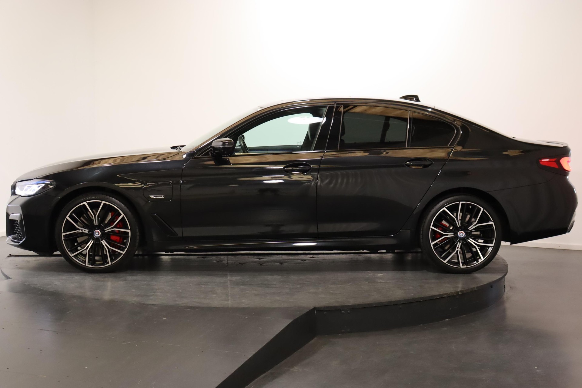BMW 545e xDrive SAG-showroom-element-2