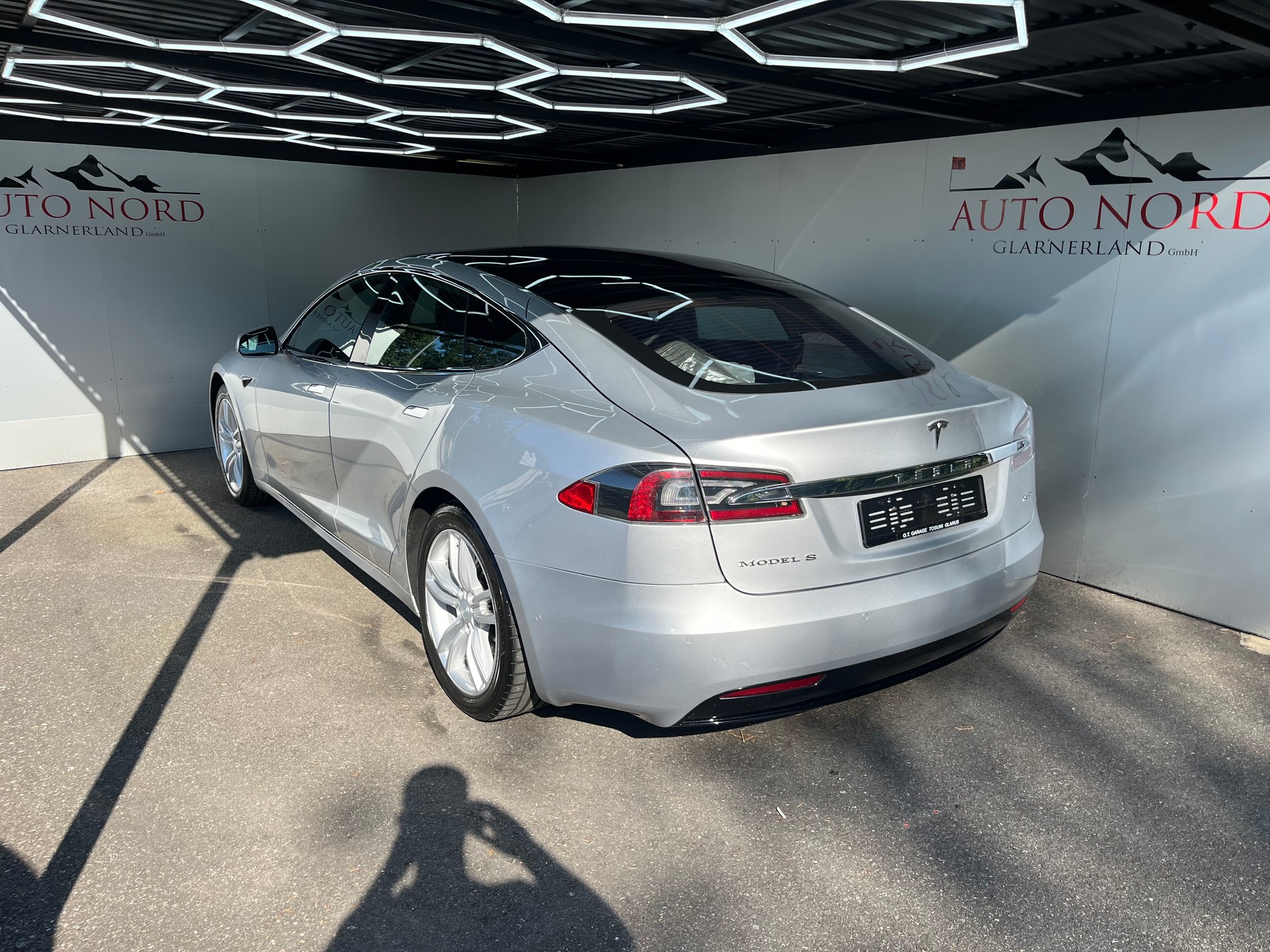 TESLA Model S 75 D-showroom-element-3