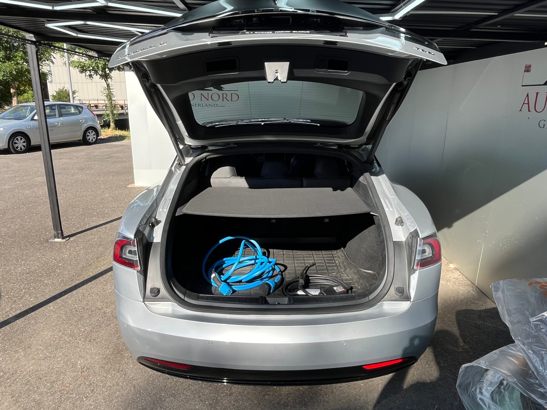 TESLA Model S 75 D-image-11