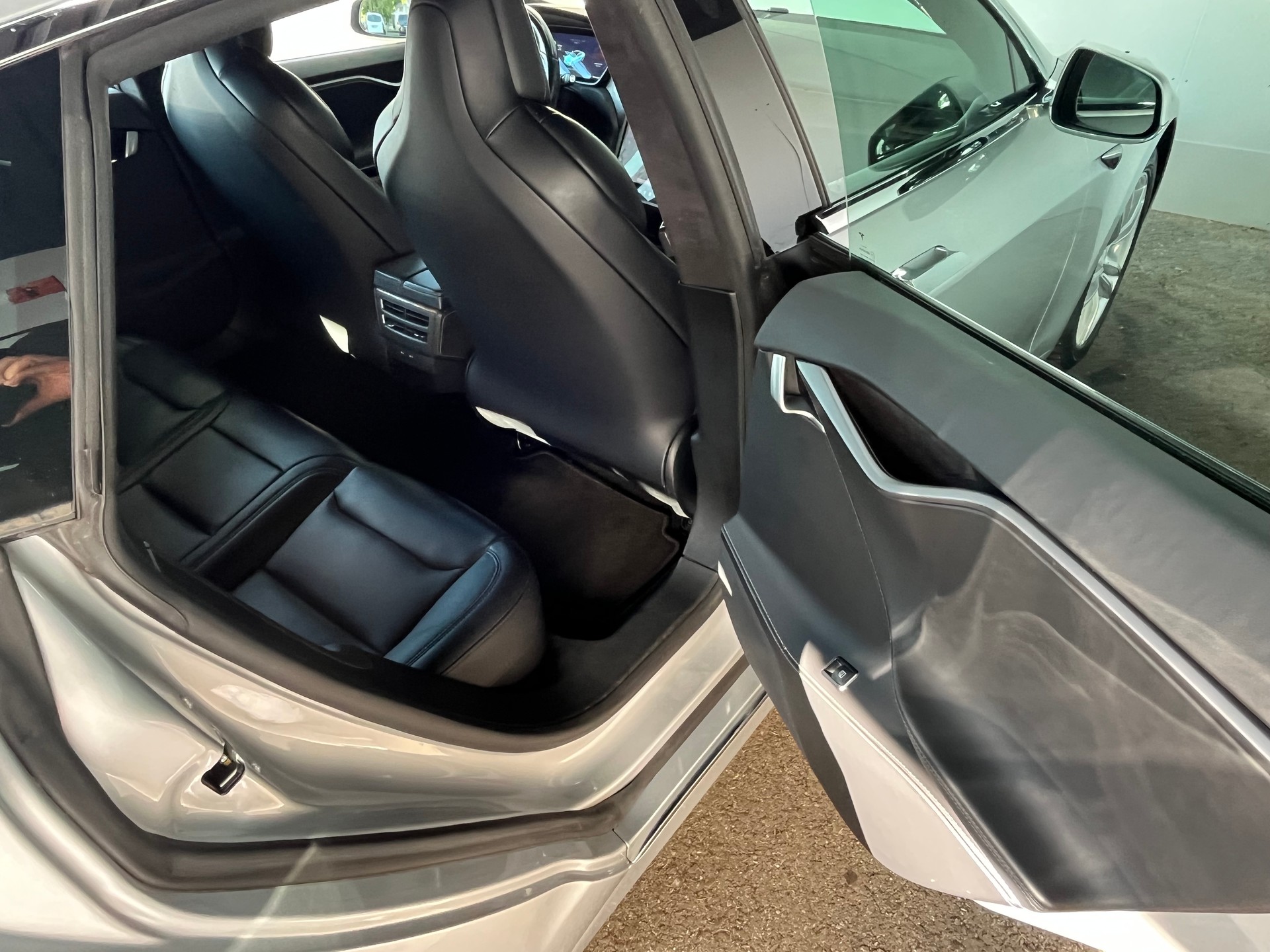 TESLA Model S 75 D-image-9