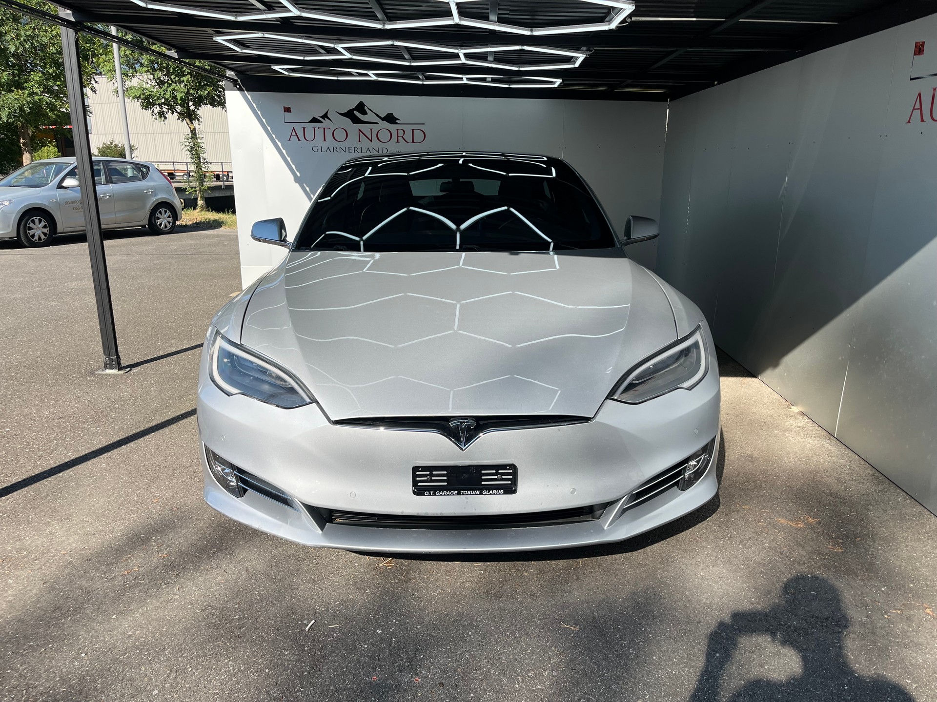 TESLA Model S 75 D-showroom-element-1