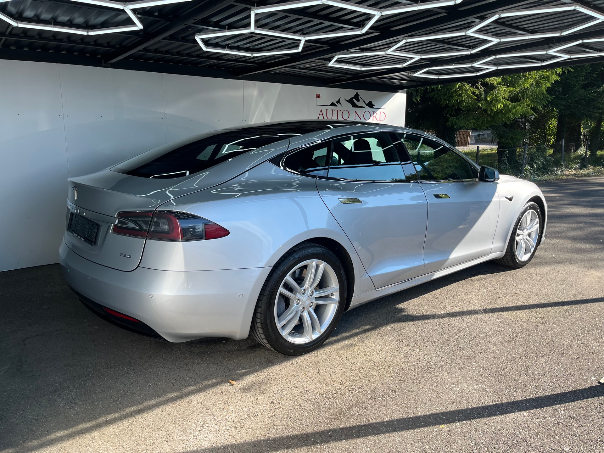 TESLA Model S 75 D-image-5